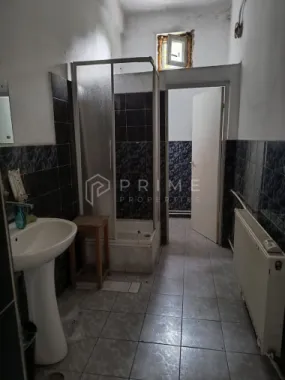 Clădire multifuncțională de vânzare – comerț, birouri și producție.