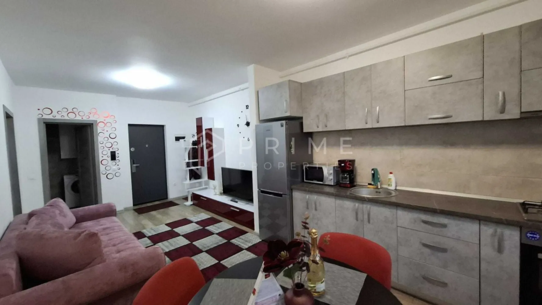 Apartament modern, 2 camere, investiție sigură – Maurer - Vă oferim spre vânzare un apartament complet mobilat și utilat, situat în cartierul nou Maurer Residence Târgu Mureș, o zonă modernă, liniștită și foarte apreciată. Localizare excelentă, cu acces rapid către principalele puncte de interes din oraș — ideal atât pentru locuire, cât și pentru investiție. Apartamentul se află la parter înalt și are o suprafață utilă de 47 mp, fiind compartimentat astfel:

- Living cu bucătărie open-space
- Dormitor luminos
- Baie modernă
- Balcon
- Boxă de depozitare
- Loc de parcare privat, situat chiar în fața balconului : 6.000 €.

Afacere la cheie: Proprietatea este utilizată în prezent pentru închiriere în regim hotelier și deține toată documentația necesară, acreditată de Ministerul Turismului (Nota 9,9 pe Booking). Se vinde ca afacere funcțională, generând profit lunar constant și garantat.

Dotări și beneficii:
- Complet mobilat și utilat modern
- Aer condiționat
- Intrare self check-in
- Centrală termică proprie, controlabilă de pe telefon
- Geamuri termopan pentru izolație termică și fonică superioară

Ideal pentru investitori sau pentru cei care își doresc un apartament elegant, pregătit pentru locuit imediat.

La Prime Properties, fiecare tranzacție înseamnă mai mult decât o simplă achiziție – este un proces complet, în care colaborăm cu cei mai buni profesioniști: notari, avocați, designeri, arhitecți, evaluatori, specialiști în certificate energetice, consultanți de credite imobiliare.
Astfel, atunci când alegi o proprietate prin noi, primești la pachet și siguranță, transparență și servicii impecabile pe tot parcursul drumului tău către casa ideală.

Ne dedicăm 100% fiecărui client, iar asta se reflectă în rezultate și în încrederea pe care o primim înapoi prin recomandările lor.
Proprietatea aceasta nu se potrivește exact nevoilor tale?

Lasă-ne să îți găsim alternativa potrivită. Agentul nostru îți va oferi soluții avantajoase și adaptate stilului tău de viață.
📞 Contactează-ne astăzi. Până acum nu am dezamăgit niciun client – și nu vom începe cu tine.
Comision 0% pentru cumpărători