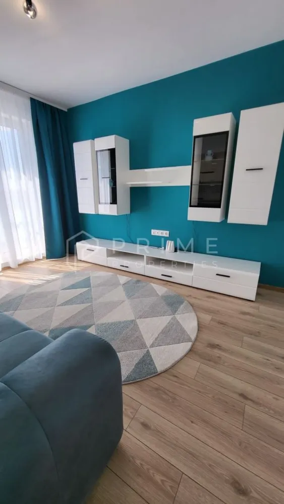 Studio modern de vânzare în complexul Maurer Residence, Târgu Mureș - Descoperă confortul unui apartament modern, elegant și complet echipat, situat în îndrăgitul complex Maurer Residence – o zonă liniștită, sigură și bine conectată la oraș. Acest studio decomandat se vinde complet mobilat și utilat, cu finisaje de lux și mobilier de calitate superioară – totul gândit pentru confort și funcționalitate.

Compartimentare:
- cameră spațioasă, luminoasă și primitoare
- bucătărie open-space, ce poate fi separată de living printr-un perete glisant modern, cu telecomandă, pentru intimitate și flexibilitate
- hol de acces generos
- baie elegantă, cu finisaje de calitate
- debara practică pentru depozitare
- balcon perfect pentru relaxare

Dotări și echipamente:
- mobilier modern, atent ales
- electrocasnice de top: plită, cuptor electric, frigider, mașină de spălat performantă
- aer condiționat pentru confort în orice anotimp
- boxă la subsol, inclusă în preț

Opțional: loc de parcare exterior – disponibil la prețul de 6.000 €.

Localizare: Maurer Residence, Târgu Mureș – un ansamblu modern, curat și bine administrat, cu acces rapid la magazine, transport, zone verzi și alte facilități.

La Prime Properties, fiecare tranzacție înseamnă mai mult decât o simplă achiziție – este un proces complet, în care colaborăm cu cei mai buni profesioniști: notari, avocați, designeri, arhitecți, evaluatori, specialiști în certificate energetice, consultanți de credite imobiliare.
Astfel, atunci când alegi o proprietate prin noi, primești la pachet și siguranță, transparență și servicii impecabile pe tot parcursul drumului tău către casa ideală.

Ne dedicăm 100% fiecărui client, iar asta se reflectă în rezultate și în încrederea pe care o primim înapoi prin recomandările lor.
Proprietatea aceasta nu se potrivește exact nevoilor tale?

Lasă-ne să îți găsim alternativa potrivită. Agentul nostru îți va oferi soluții avantajoase și adaptate stilului tău de viață.
📞 Contactează-ne astăzi. Până acum nu am dezamăgit niciun client – și nu vom începe cu tine.
Comision 0% pentru cumpărători