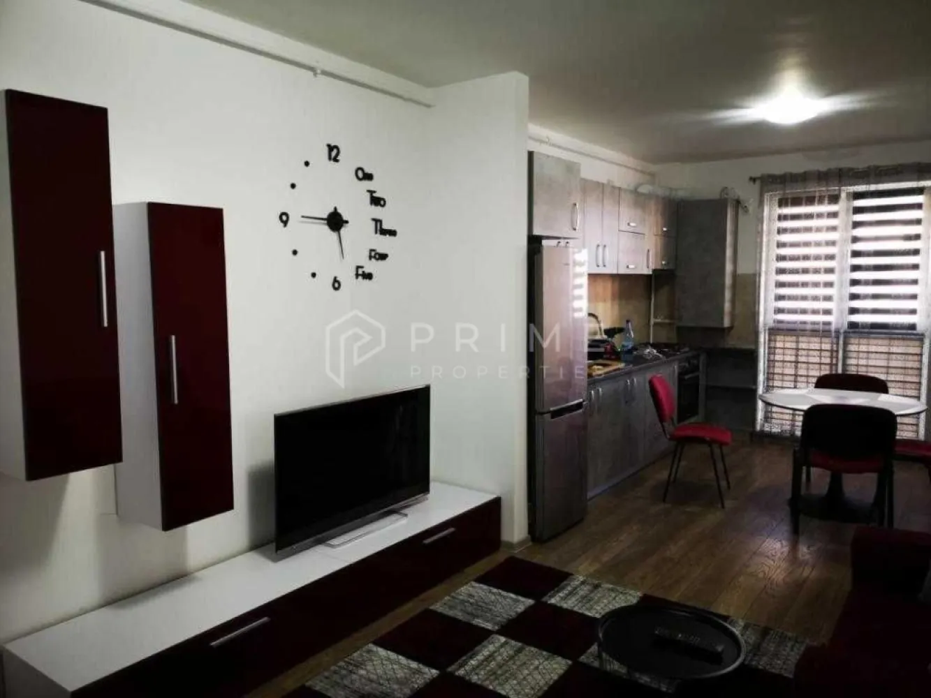 Apartament modern, 2 camere, investiție sigură – Maurer - Vă oferim spre vânzare un apartament complet mobilat și utilat, situat în cartierul nou Maurer Residence Târgu Mureș, o zonă modernă, liniștită și foarte apreciată. Localizare excelentă, cu acces rapid către principalele puncte de interes din oraș — ideal atât pentru locuire, cât și pentru investiție. Apartamentul se află la parter înalt și are o suprafață utilă de 47 mp, fiind compartimentat astfel:

- Living cu bucătărie open-space
- Dormitor luminos
- Baie modernă
- Balcon
- Boxă de depozitare
- Loc de parcare privat, situat chiar în fața balconului : 6.000 €.

Afacere la cheie: Proprietatea este utilizată în prezent pentru închiriere în regim hotelier și deține toată documentația necesară, acreditată de Ministerul Turismului (Nota 9,9 pe Booking). Se vinde ca afacere funcțională, generând profit lunar constant și garantat.

Dotări și beneficii:
- Complet mobilat și utilat modern
- Aer condiționat
- Intrare self check-in
- Centrală termică proprie, controlabilă de pe telefon
- Geamuri termopan pentru izolație termică și fonică superioară

Ideal pentru investitori sau pentru cei care își doresc un apartament elegant, pregătit pentru locuit imediat.

La Prime Properties, fiecare tranzacție înseamnă mai mult decât o simplă achiziție – este un proces complet, în care colaborăm cu cei mai buni profesioniști: notari, avocați, designeri, arhitecți, evaluatori, specialiști în certificate energetice, consultanți de credite imobiliare.
Astfel, atunci când alegi o proprietate prin noi, primești la pachet și siguranță, transparență și servicii impecabile pe tot parcursul drumului tău către casa ideală.

Ne dedicăm 100% fiecărui client, iar asta se reflectă în rezultate și în încrederea pe care o primim înapoi prin recomandările lor.
Proprietatea aceasta nu se potrivește exact nevoilor tale?

Lasă-ne să îți găsim alternativa potrivită. Agentul nostru îți va oferi soluții avantajoase și adaptate stilului tău de viață.
📞 Contactează-ne astăzi. Până acum nu am dezamăgit niciun client – și nu vom începe cu tine.
Comision 0% pentru cumpărători