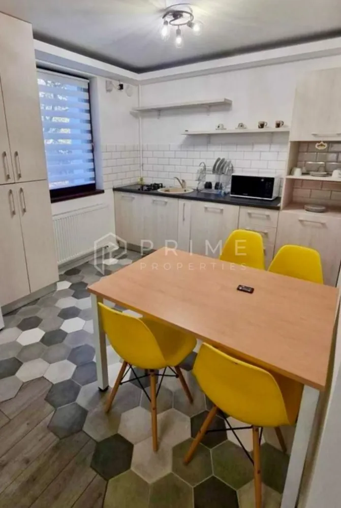 Locuință modernă de închiriat – parcare privată, Ultracentral - Vă invităm să descoperiți un apartament modern, disponibil pentru închiriere în inima Târgu Mureșului, la doar 5 minute de mers pe jos de Piața Teatrului și Piața Trandafirilor – o zonă centrală, dar surprinzător de liniștită.
Locuința este situată la parterul unui bloc nou, având o suprafață utilă de 70 mp și un design modern, confortabil și luminos.

Compartimentare:
- living-room open space cu bucătărie complet utilată
- 2 dormitoare spațioase
- 1 baie

Dotări și facilități:
- centrală termică proprie, controlabilă de la distanță
- mașină de spălat rufe și mașină de spălat vase
- plită electrică/gaz, cuptor, cuptor cu microunde, frigider
- TV-uri și internet de mare viteză
- loc de parcare privat în curte

Apartamentul este complet mobilat și utilat, pregătit pentru mutare imediată.
O alegere ideală pentru cei care își doresc confort, intimitate și proximitatea centrului orașului, într-un ambient modern și primitor.
Parcare privată în curte.

La Prime Properties, fiecare tranzacție înseamnă mai mult decât o simplă achiziție – este un proces complet, în care colaborăm cu cei mai buni profesioniști: notari, avocați, evaluatori, specialiști în certificate energetice și consultanți de credite imobiliare.
Astfel, atunci când alegi o proprietate prin noi, primești la pachet siguranță, transparență și servicii impecabile pe tot parcursul drumului tău către casa ideală.

Ne dedicăm 100% fiecărui client, iar asta se reflectă în rezultate și în încrederea pe care o primim înapoi prin recomandările lor.
Această proprietate nu este exact ceea ce cauți?
Lasă-ne să îți găsim alternativa potrivită. Agentul tău Prime îți va oferi soluții avantajoase, adaptate stilului tău de viață.
Contactează-ne astăzi. Până acum nu am dezamăgit niciun client – și nu vom începe cu tine.
Comision: 50% din valoarea primei luni de chirie.