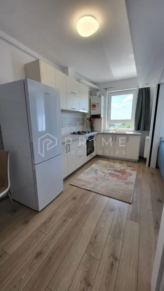 Studio modern de vânzare în complexul Maurer Residence, Târgu Mureș - Descoperă confortul unui apartament modern, elegant și complet echipat, situat în îndrăgitul complex Maurer Residence – o zonă liniștită, sigură și bine conectată la oraș. Acest studio decomandat se vinde complet mobilat și utilat, cu finisaje de lux și mobilier de calitate superioară – totul gândit pentru confort și funcționalitate.

Compartimentare:
- cameră spațioasă, luminoasă și primitoare
- bucătărie open-space, ce poate fi separată de living printr-un perete glisant modern, cu telecomandă, pentru intimitate și flexibilitate
- hol de acces generos
- baie elegantă, cu finisaje de calitate
- debara practică pentru depozitare
- balcon perfect pentru relaxare

Dotări și echipamente:
- mobilier modern, atent ales
- electrocasnice de top: plită, cuptor electric, frigider, mașină de spălat performantă
- aer condiționat pentru confort în orice anotimp
- boxă la subsol, inclusă în preț

Opțional: loc de parcare exterior – disponibil la prețul de 6.000 €.

Localizare: Maurer Residence, Târgu Mureș – un ansamblu modern, curat și bine administrat, cu acces rapid la magazine, transport, zone verzi și alte facilități.

La Prime Properties, fiecare tranzacție înseamnă mai mult decât o simplă achiziție – este un proces complet, în care colaborăm cu cei mai buni profesioniști: notari, avocați, designeri, arhitecți, evaluatori, specialiști în certificate energetice, consultanți de credite imobiliare.
Astfel, atunci când alegi o proprietate prin noi, primești la pachet și siguranță, transparență și servicii impecabile pe tot parcursul drumului tău către casa ideală.

Ne dedicăm 100% fiecărui client, iar asta se reflectă în rezultate și în încrederea pe care o primim înapoi prin recomandările lor.
Proprietatea aceasta nu se potrivește exact nevoilor tale?

Lasă-ne să îți găsim alternativa potrivită. Agentul nostru îți va oferi soluții avantajoase și adaptate stilului tău de viață.
📞 Contactează-ne astăzi. Până acum nu am dezamăgit niciun client – și nu vom începe cu tine.
Comision 0% pentru cumpărători
