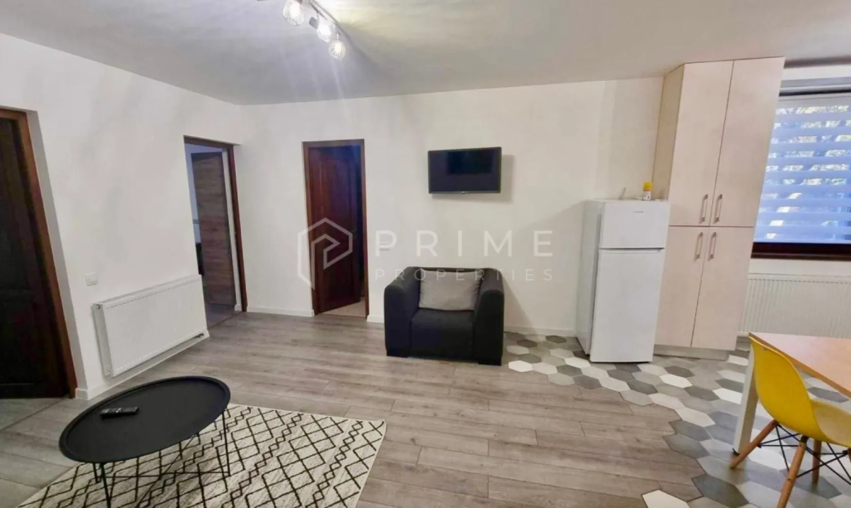 Locuință modernă de închiriat – parcare privată, Ultracentral - Vă invităm să descoperiți un apartament modern, disponibil pentru închiriere în inima Târgu Mureșului, la doar 5 minute de mers pe jos de Piața Teatrului și Piața Trandafirilor – o zonă centrală, dar surprinzător de liniștită.
Locuința este situată la parterul unui bloc nou, având o suprafață utilă de 70 mp și un design modern, confortabil și luminos.

Compartimentare:
- living-room open space cu bucătărie complet utilată
- 2 dormitoare spațioase
- 1 baie

Dotări și facilități:
- centrală termică proprie, controlabilă de la distanță
- mașină de spălat rufe și mașină de spălat vase
- plită electrică/gaz, cuptor, cuptor cu microunde, frigider
- TV-uri și internet de mare viteză
- loc de parcare privat în curte

Apartamentul este complet mobilat și utilat, pregătit pentru mutare imediată.
O alegere ideală pentru cei care își doresc confort, intimitate și proximitatea centrului orașului, într-un ambient modern și primitor.
Parcare privată în curte.

La Prime Properties, fiecare tranzacție înseamnă mai mult decât o simplă achiziție – este un proces complet, în care colaborăm cu cei mai buni profesioniști: notari, avocați, evaluatori, specialiști în certificate energetice și consultanți de credite imobiliare.
Astfel, atunci când alegi o proprietate prin noi, primești la pachet siguranță, transparență și servicii impecabile pe tot parcursul drumului tău către casa ideală.

Ne dedicăm 100% fiecărui client, iar asta se reflectă în rezultate și în încrederea pe care o primim înapoi prin recomandările lor.
Această proprietate nu este exact ceea ce cauți?
Lasă-ne să îți găsim alternativa potrivită. Agentul tău Prime îți va oferi soluții avantajoase, adaptate stilului tău de viață.
Contactează-ne astăzi. Până acum nu am dezamăgit niciun client – și nu vom începe cu tine.
Comision: 50% din valoarea primei luni de chirie.