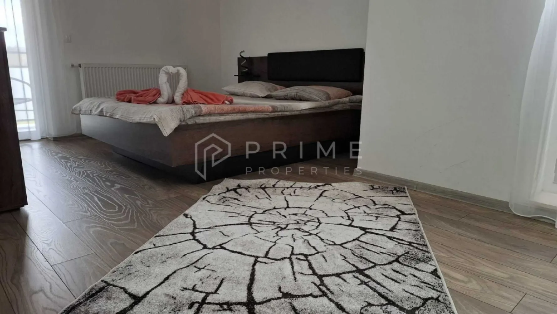 Apartament modern, 2 camere, investiție sigură – Maurer - Vă oferim spre vânzare un apartament complet mobilat și utilat, situat în cartierul nou Maurer Residence Târgu Mureș, o zonă modernă, liniștită și foarte apreciată. Localizare excelentă, cu acces rapid către principalele puncte de interes din oraș — ideal atât pentru locuire, cât și pentru investiție. Apartamentul se află la parter înalt și are o suprafață utilă de 47 mp, fiind compartimentat astfel:

- Living cu bucătărie open-space
- Dormitor luminos
- Baie modernă
- Balcon
- Boxă de depozitare
- Loc de parcare privat, situat chiar în fața balconului : 6.000 €.

Afacere la cheie: Proprietatea este utilizată în prezent pentru închiriere în regim hotelier și deține toată documentația necesară, acreditată de Ministerul Turismului (Nota 9,9 pe Booking). Se vinde ca afacere funcțională, generând profit lunar constant și garantat.

Dotări și beneficii:
- Complet mobilat și utilat modern
- Aer condiționat
- Intrare self check-in
- Centrală termică proprie, controlabilă de pe telefon
- Geamuri termopan pentru izolație termică și fonică superioară

Ideal pentru investitori sau pentru cei care își doresc un apartament elegant, pregătit pentru locuit imediat.

La Prime Properties, fiecare tranzacție înseamnă mai mult decât o simplă achiziție – este un proces complet, în care colaborăm cu cei mai buni profesioniști: notari, avocați, designeri, arhitecți, evaluatori, specialiști în certificate energetice, consultanți de credite imobiliare.
Astfel, atunci când alegi o proprietate prin noi, primești la pachet și siguranță, transparență și servicii impecabile pe tot parcursul drumului tău către casa ideală.

Ne dedicăm 100% fiecărui client, iar asta se reflectă în rezultate și în încrederea pe care o primim înapoi prin recomandările lor.
Proprietatea aceasta nu se potrivește exact nevoilor tale?

Lasă-ne să îți găsim alternativa potrivită. Agentul nostru îți va oferi soluții avantajoase și adaptate stilului tău de viață.
📞 Contactează-ne astăzi. Până acum nu am dezamăgit niciun client – și nu vom începe cu tine.
Comision 0% pentru cumpărători
