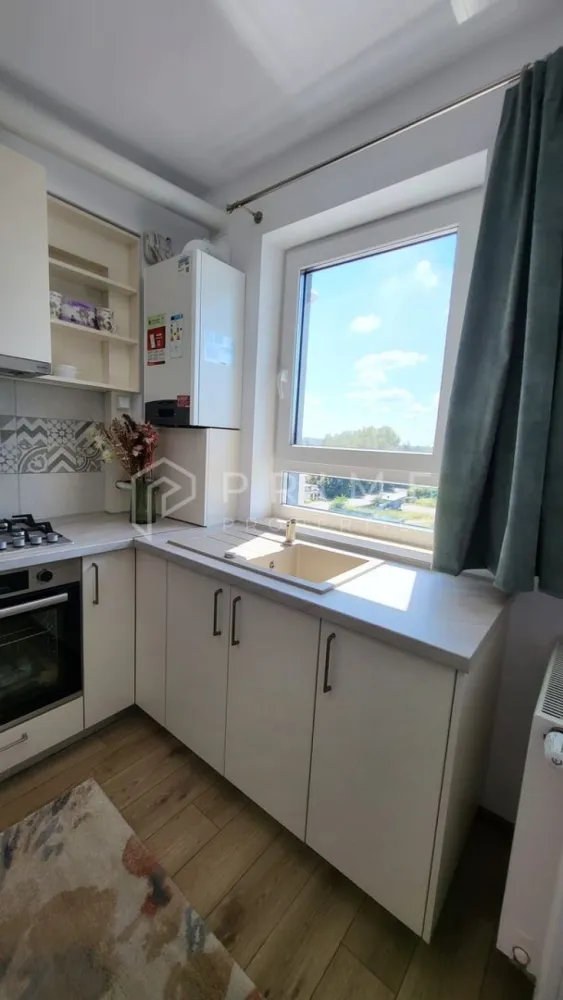 Studio modern de vânzare în complexul Maurer Residence, Târgu Mureș - Descoperă confortul unui apartament modern, elegant și complet echipat, situat în îndrăgitul complex Maurer Residence – o zonă liniștită, sigură și bine conectată la oraș. Acest studio decomandat se vinde complet mobilat și utilat, cu finisaje de lux și mobilier de calitate superioară – totul gândit pentru confort și funcționalitate.

Compartimentare:
- cameră spațioasă, luminoasă și primitoare
- bucătărie open-space, ce poate fi separată de living printr-un perete glisant modern, cu telecomandă, pentru intimitate și flexibilitate
- hol de acces generos
- baie elegantă, cu finisaje de calitate
- debara practică pentru depozitare
- balcon perfect pentru relaxare

Dotări și echipamente:
- mobilier modern, atent ales
- electrocasnice de top: plită, cuptor electric, frigider, mașină de spălat performantă
- aer condiționat pentru confort în orice anotimp
- boxă la subsol, inclusă în preț

Opțional: loc de parcare exterior – disponibil la prețul de 6.000 €.

Localizare: Maurer Residence, Târgu Mureș – un ansamblu modern, curat și bine administrat, cu acces rapid la magazine, transport, zone verzi și alte facilități.

La Prime Properties, fiecare tranzacție înseamnă mai mult decât o simplă achiziție – este un proces complet, în care colaborăm cu cei mai buni profesioniști: notari, avocați, designeri, arhitecți, evaluatori, specialiști în certificate energetice, consultanți de credite imobiliare.
Astfel, atunci când alegi o proprietate prin noi, primești la pachet și siguranță, transparență și servicii impecabile pe tot parcursul drumului tău către casa ideală.

Ne dedicăm 100% fiecărui client, iar asta se reflectă în rezultate și în încrederea pe care o primim înapoi prin recomandările lor.
Proprietatea aceasta nu se potrivește exact nevoilor tale?

Lasă-ne să îți găsim alternativa potrivită. Agentul nostru îți va oferi soluții avantajoase și adaptate stilului tău de viață.
📞 Contactează-ne astăzi. Până acum nu am dezamăgit niciun client – și nu vom începe cu tine.
Comision 0% pentru cumpărători