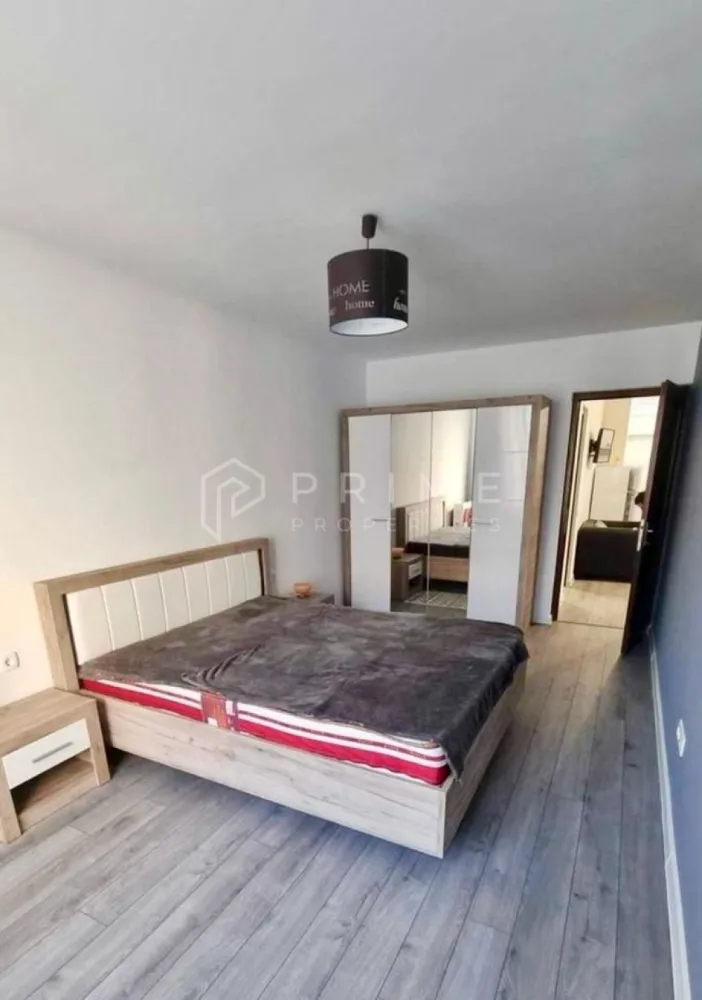 Locuință modernă de închiriat – parcare privată, Ultracentral - Vă invităm să descoperiți un apartament modern, disponibil pentru închiriere în inima Târgu Mureșului, la doar 5 minute de mers pe jos de Piața Teatrului și Piața Trandafirilor – o zonă centrală, dar surprinzător de liniștită.
Locuința este situată la parterul unui bloc nou, având o suprafață utilă de 70 mp și un design modern, confortabil și luminos.

Compartimentare:
- living-room open space cu bucătărie complet utilată
- 2 dormitoare spațioase
- 1 baie

Dotări și facilități:
- centrală termică proprie, controlabilă de la distanță
- mașină de spălat rufe și mașină de spălat vase
- plită electrică/gaz, cuptor, cuptor cu microunde, frigider
- TV-uri și internet de mare viteză
- loc de parcare privat în curte

Apartamentul este complet mobilat și utilat, pregătit pentru mutare imediată.
O alegere ideală pentru cei care își doresc confort, intimitate și proximitatea centrului orașului, într-un ambient modern și primitor.
Parcare privată în curte.

La Prime Properties, fiecare tranzacție înseamnă mai mult decât o simplă achiziție – este un proces complet, în care colaborăm cu cei mai buni profesioniști: notari, avocați, evaluatori, specialiști în certificate energetice și consultanți de credite imobiliare.
Astfel, atunci când alegi o proprietate prin noi, primești la pachet siguranță, transparență și servicii impecabile pe tot parcursul drumului tău către casa ideală.

Ne dedicăm 100% fiecărui client, iar asta se reflectă în rezultate și în încrederea pe care o primim înapoi prin recomandările lor.
Această proprietate nu este exact ceea ce cauți?
Lasă-ne să îți găsim alternativa potrivită. Agentul tău Prime îți va oferi soluții avantajoase, adaptate stilului tău de viață.
Contactează-ne astăzi. Până acum nu am dezamăgit niciun client – și nu vom începe cu tine.
Comision: 50% din valoarea primei luni de chirie.