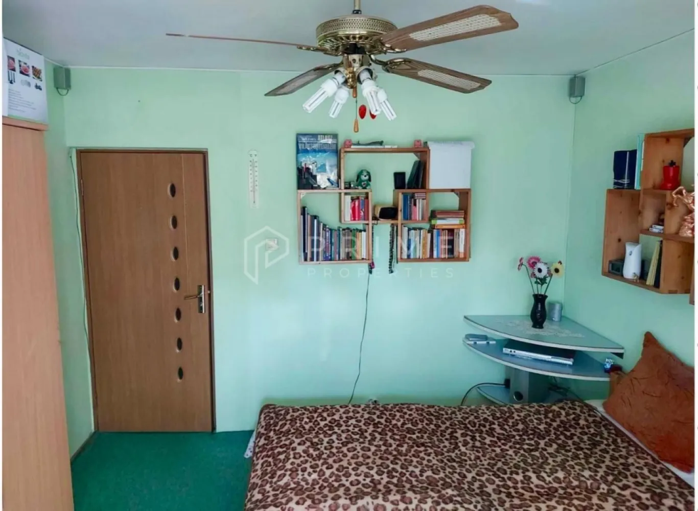 Apartament de închiriat – 2 camere, Tudor - Se închiriază un apartament luminos situat într-una dintre cele mai apreciate zone din Tudor. Apartamentul se află într-un bloc curat, cu vecini liniștiți și înconjurat de spații verzi, oferind un confort urban modern într-un cadru retras și plăcut. Proprietatea beneficiază de acces rapid către școli, supermarketuri, parcuri, transport public și alte puncte de interes.

Caracteristici apartament:
- 2 camere decomandate, spațioase
- Suprafață utilă: 55,56 mp
- Balcon închis
- Bucătărie generoasă
- Baie cu geam (aerisire naturală)
- Centrală termică proprie
- Boiler Ariston 100 L
- Geamuri termopan
- Instalație electrică refăcută integral

Apartamentul este bine compartimentat și asigură costuri eficiente de întreținere în orice sezon.
Facilități suplimentare: pivniță proprie

Avantaje:
Etaj intermediar (etaj 2)
Zonă liniștită și verde
Bloc îngrijit
Ideal pentru locuire

La Prime Properties, fiecare tranzacție înseamnă mai mult decât o simplă achiziție – este un proces complet, în care colaborăm cu cei mai buni profesioniști: notari, avocați, evaluatori, specialiști în certificate energetice și consultanți de credite imobiliare. 
Astfel, atunci când alegi o proprietate prin noi, primești la pachet siguranță, transparență și servicii impecabile pe tot parcursul drumului tău către casa ideală. 
 
Ne dedicăm 100% fiecărui client, iar asta se reflectă în rezultate și în încrederea pe care o primim înapoi prin recomandările lor. 
Această proprietate nu este exact ceea ce cauți? 
Lasă-ne să îți găsim alternativa potrivită. Agentul tău Prime îți va oferi soluții avantajoase, adaptate stilului tău de viață. 
Contactează-ne astăzi. Până acum nu am dezamăgit niciun client – și nu vom începe cu tine. 
Comision: 50% din valoarea primei luni de chirie.