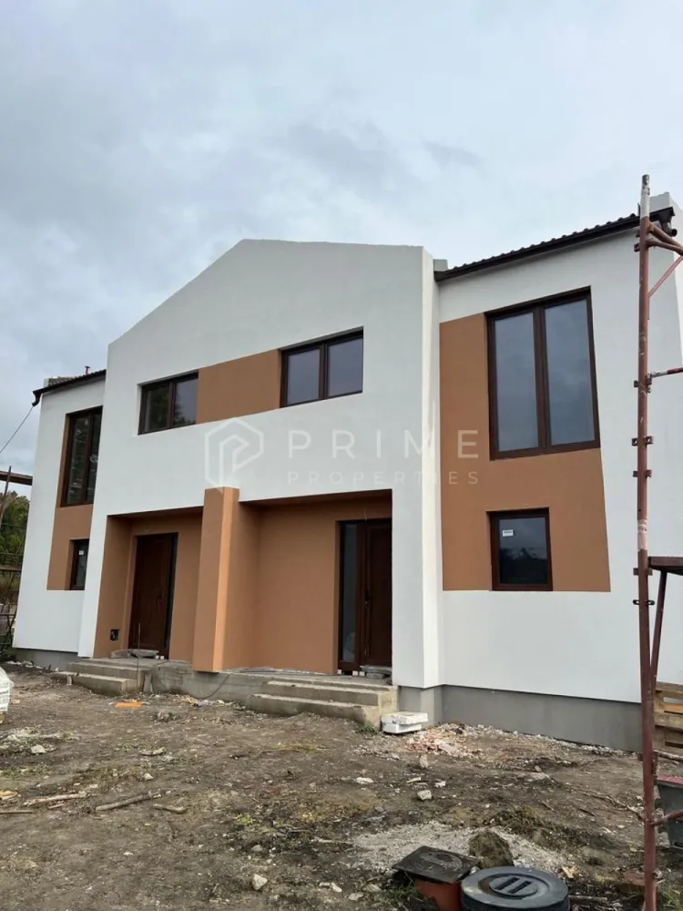 Casă nouă tip duplex izolat fonic în Livezeni - Casă nouă tip duplex pe doua nivele – Livezeni, zonă liniștită lângă pădure
! Pereti dubli între case + izolație fonică !
Liniște, natură și confort modern la câțiva pași de oraș

Vă propunem spre vânzare o casă nouă, situată în Livezeni, într-o zonă superbă, înconjurată de natură și aflată în imediata apropiere a noului spital UMF. Proprietatea este construită cu materiale de calitate și face parte dintr-un ansamblu privat de locuințe, oferind intimitate și siguranță.

📐 Suprafață utilă: 120 mp
🌳 Teren: 250 mp
🏡 Regim: parter + mansarda inalta

Compartimentare:
Parter:
Living spațios cu bucătărie open space
Baie
Camera depozitare
Terasă și curte generoasă
Etaj:
Trei dormitoare luminoase
Baie

Avantaje competitive:
Locație excelentă, liniștită, aproape de pădure
Acces rapid către Târgu Mureș și Spitalul Universitar UMF
Casă P+M– ideală pentru familii sau persoane care doresc confort și accesibilitate
Construcție nouă, din materiale premium
Ansamblu privat – comunitate restrânsă și sigură

Potrivit pentru:
Familii care își doresc un cămin aproape de natură, dar conectat la oraș
Persoane care caută liniște, aer curat și calitate în construcție
Investitori interesați de o zonă în plină dezvoltare

💶 Preț: 160.000 E + TVA
Tel 0732336104
Pentru clienții cumpărători, comisionul este 0%.
La Prime Properties, fiecare tranzacție înseamnă mai mult decât o simplă achiziție – este un proces complet, în care colaborăm cu cei mai buni profesioniști: notari, avocați, designeri, arhitecți, evaluatori, specialiști în certificate energetice, consultanți de credite imobiliare.
Astfel, atunci când alegi o proprietate prin noi, primești la pachet și siguranță, transparență și servicii impecabile pe tot parcursul drumului tău către casa ideală.
Ne dedicăm 100% fiecărui client, iar asta se reflectă în rezultate și în încrederea pe care o primim înapoi prin recomandările lor.
Proprietatea aceasta nu se potrivește exact nevoilor tale?
Lasă-ne să îți găsim alternativa potrivită. Agentul nostru îți va oferi soluții avantajoase și adaptate stilului tău de viață.
📞 Contactează-ne astăzi. Până acum nu am dezamăgit niciun client – și nu vom începe cu tine.