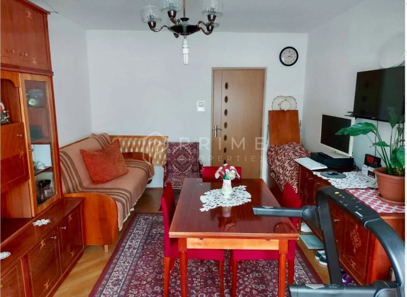 Apartament de închiriat – 2 camere, Tudor - Se închiriază un apartament luminos situat într-una dintre cele mai apreciate zone din Tudor. Apartamentul se află într-un bloc curat, cu vecini liniștiți și înconjurat de spații verzi, oferind un confort urban modern într-un cadru retras și plăcut. Proprietatea beneficiază de acces rapid către școli, supermarketuri, parcuri, transport public și alte puncte de interes.

Caracteristici apartament:
- 2 camere decomandate, spațioase
- Suprafață utilă: 55,56 mp
- Balcon închis
- Bucătărie generoasă
- Baie cu geam (aerisire naturală)
- Centrală termică proprie
- Boiler Ariston 100 L
- Geamuri termopan
- Instalație electrică refăcută integral

Apartamentul este bine compartimentat și asigură costuri eficiente de întreținere în orice sezon.
Facilități suplimentare: pivniță proprie

Avantaje:
Etaj intermediar (etaj 2)
Zonă liniștită și verde
Bloc îngrijit
Ideal pentru locuire

La Prime Properties, fiecare tranzacție înseamnă mai mult decât o simplă achiziție – este un proces complet, în care colaborăm cu cei mai buni profesioniști: notari, avocați, evaluatori, specialiști în certificate energetice și consultanți de credite imobiliare. 
Astfel, atunci când alegi o proprietate prin noi, primești la pachet siguranță, transparență și servicii impecabile pe tot parcursul drumului tău către casa ideală. 
 
Ne dedicăm 100% fiecărui client, iar asta se reflectă în rezultate și în încrederea pe care o primim înapoi prin recomandările lor. 
Această proprietate nu este exact ceea ce cauți? 
Lasă-ne să îți găsim alternativa potrivită. Agentul tău Prime îți va oferi soluții avantajoase, adaptate stilului tău de viață. 
Contactează-ne astăzi. Până acum nu am dezamăgit niciun client – și nu vom începe cu tine. 
Comision: 50% din valoarea primei luni de chirie.