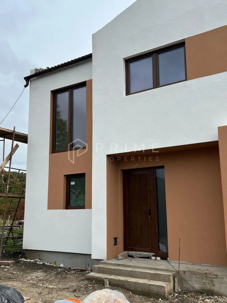 Casă nouă tip duplex izolat fonic în Livezeni - Casă nouă tip duplex pe doua nivele – Livezeni, zonă liniștită lângă pădure
! Pereti dubli între case + izolație fonică !
Liniște, natură și confort modern la câțiva pași de oraș

Vă propunem spre vânzare o casă nouă, situată în Livezeni, într-o zonă superbă, înconjurată de natură și aflată în imediata apropiere a noului spital UMF. Proprietatea este construită cu materiale de calitate și face parte dintr-un ansamblu privat de locuințe, oferind intimitate și siguranță.

📐 Suprafață utilă: 120 mp
🌳 Teren: 250 mp
🏡 Regim: parter + mansarda inalta

Compartimentare:
Parter:
Living spațios cu bucătărie open space
Baie
Camera depozitare
Terasă și curte generoasă
Etaj:
Trei dormitoare luminoase
Baie

Avantaje competitive:
Locație excelentă, liniștită, aproape de pădure
Acces rapid către Târgu Mureș și Spitalul Universitar UMF
Casă P+M– ideală pentru familii sau persoane care doresc confort și accesibilitate
Construcție nouă, din materiale premium
Ansamblu privat – comunitate restrânsă și sigură

Potrivit pentru:
Familii care își doresc un cămin aproape de natură, dar conectat la oraș
Persoane care caută liniște, aer curat și calitate în construcție
Investitori interesați de o zonă în plină dezvoltare

💶 Preț: 160.000 E + TVA
Tel 0732336104
Pentru clienții cumpărători, comisionul este 0%.
La Prime Properties, fiecare tranzacție înseamnă mai mult decât o simplă achiziție – este un proces complet, în care colaborăm cu cei mai buni profesioniști: notari, avocați, designeri, arhitecți, evaluatori, specialiști în certificate energetice, consultanți de credite imobiliare.
Astfel, atunci când alegi o proprietate prin noi, primești la pachet și siguranță, transparență și servicii impecabile pe tot parcursul drumului tău către casa ideală.
Ne dedicăm 100% fiecărui client, iar asta se reflectă în rezultate și în încrederea pe care o primim înapoi prin recomandările lor.
Proprietatea aceasta nu se potrivește exact nevoilor tale?
Lasă-ne să îți găsim alternativa potrivită. Agentul nostru îți va oferi soluții avantajoase și adaptate stilului tău de viață.
📞 Contactează-ne astăzi. Până acum nu am dezamăgit niciun client – și nu vom începe cu tine.