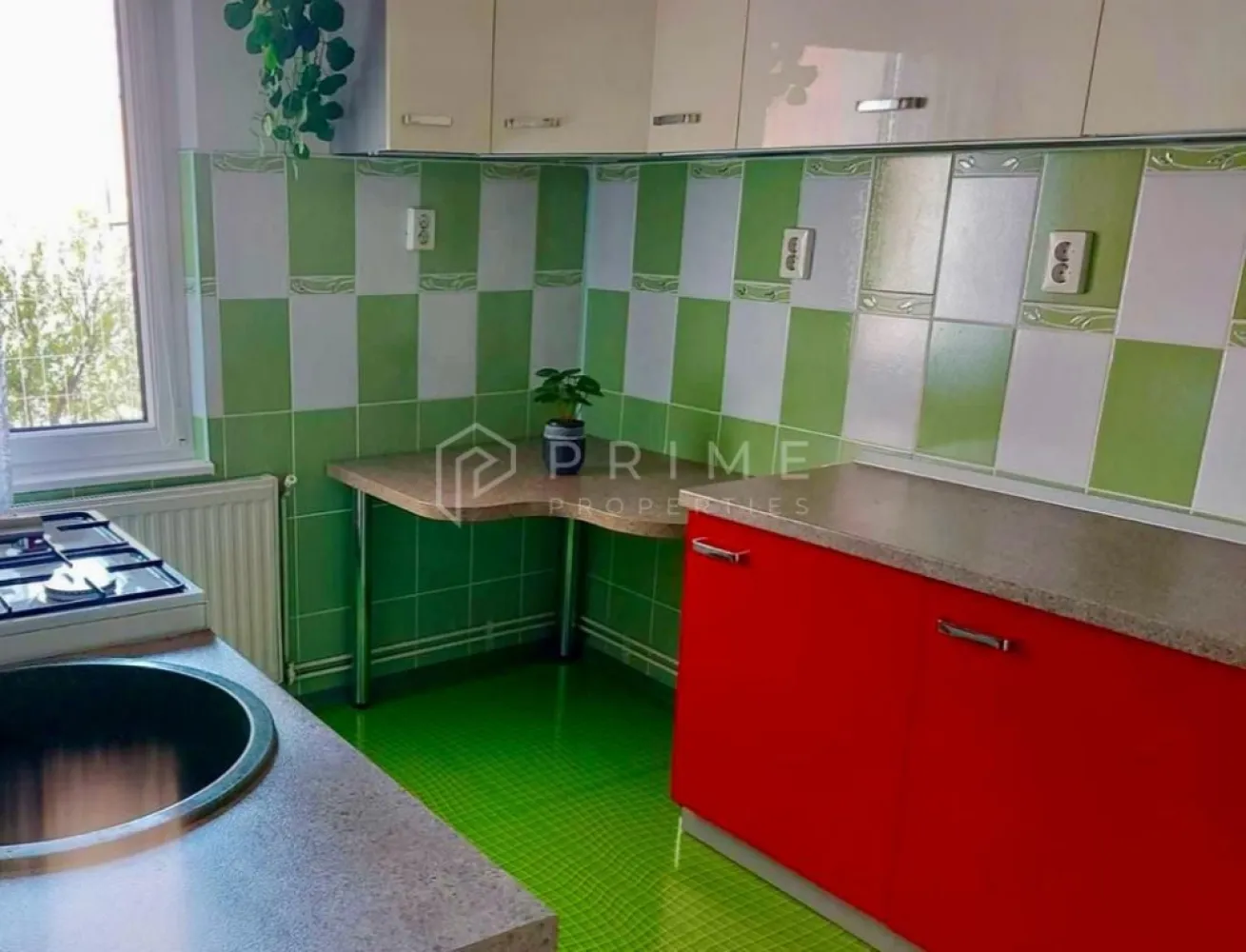 Apartament de închiriat – 2 camere, Tudor - Se închiriază un apartament luminos situat într-una dintre cele mai apreciate zone din Tudor. Apartamentul se află într-un bloc curat, cu vecini liniștiți și înconjurat de spații verzi, oferind un confort urban modern într-un cadru retras și plăcut. Proprietatea beneficiază de acces rapid către școli, supermarketuri, parcuri, transport public și alte puncte de interes.

Caracteristici apartament:
- 2 camere decomandate, spațioase
- Suprafață utilă: 55,56 mp
- Balcon închis
- Bucătărie generoasă
- Baie cu geam (aerisire naturală)
- Centrală termică proprie
- Boiler Ariston 100 L
- Geamuri termopan
- Instalație electrică refăcută integral

Apartamentul este bine compartimentat și asigură costuri eficiente de întreținere în orice sezon.
Facilități suplimentare: pivniță proprie

Avantaje:
Etaj intermediar (etaj 2)
Zonă liniștită și verde
Bloc îngrijit
Ideal pentru locuire

La Prime Properties, fiecare tranzacție înseamnă mai mult decât o simplă achiziție – este un proces complet, în care colaborăm cu cei mai buni profesioniști: notari, avocați, evaluatori, specialiști în certificate energetice și consultanți de credite imobiliare. 
Astfel, atunci când alegi o proprietate prin noi, primești la pachet siguranță, transparență și servicii impecabile pe tot parcursul drumului tău către casa ideală. 
 
Ne dedicăm 100% fiecărui client, iar asta se reflectă în rezultate și în încrederea pe care o primim înapoi prin recomandările lor. 
Această proprietate nu este exact ceea ce cauți? 
Lasă-ne să îți găsim alternativa potrivită. Agentul tău Prime îți va oferi soluții avantajoase, adaptate stilului tău de viață. 
Contactează-ne astăzi. Până acum nu am dezamăgit niciun client – și nu vom începe cu tine. 
Comision: 50% din valoarea primei luni de chirie.