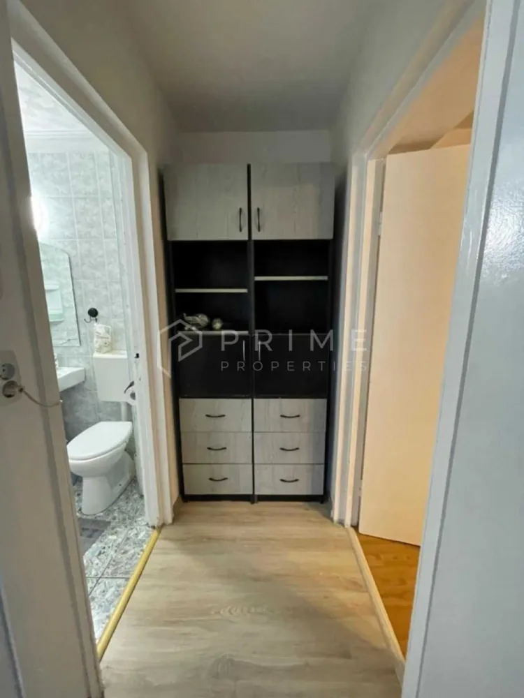 Apartament 2 camere | Mobilat, utilat | Libertății - Vă propunem spre închiriere un apartament cochet, situat într-o zonă liniștită și apreciată din Târgu Mureș, cartierul Bălcescu.

Locuința este semidecomandată și se prezintă într-o stare foarte bună, fiind curată, mobilată și complet utilată, ideală pentru o persoană sau un cuplu.

Compartimentare:
Dormitor
Living
Bucătărie
Baie

Dotări și facilități:
Geamuri termopan
Centrală termică proprie
Racordat la cablu și internet

Apartamentul este disponibil începând cu 01 octombrie și se închiriază pe termen lung.

Preț: 400 €/lună + garanție 1 lună.

La Prime Properties, fiecare tranzacție înseamnă mai mult decât o simplă achiziție – este un proces complet, în care colaborăm cu cei mai buni profesioniști: notari, avocați, designeri, arhitecți, evaluatori, specialiști în certificate energetice, consultanți de credite imobiliare.
Astfel, atunci când alegi o proprietate prin noi, primești la pachet și siguranță, transparență și servicii impecabile pe tot parcursul drumului tău către casa ideală.

Ne dedicăm 100% fiecărui client, iar asta se reflectă în rezultate și în încrederea pe care o primim înapoi prin recomandările lor.
Proprietatea aceasta nu se potrivește exact nevoilor tale?

Lasă-ne să îți găsim alternativa potrivită. Agentul nostru îți va oferi soluții avantajoase și adaptate stilului tău de viață.
📞 Contactează-ne astăzi. Până acum nu am dezamăgit niciun client – și nu vom începe cu tine.