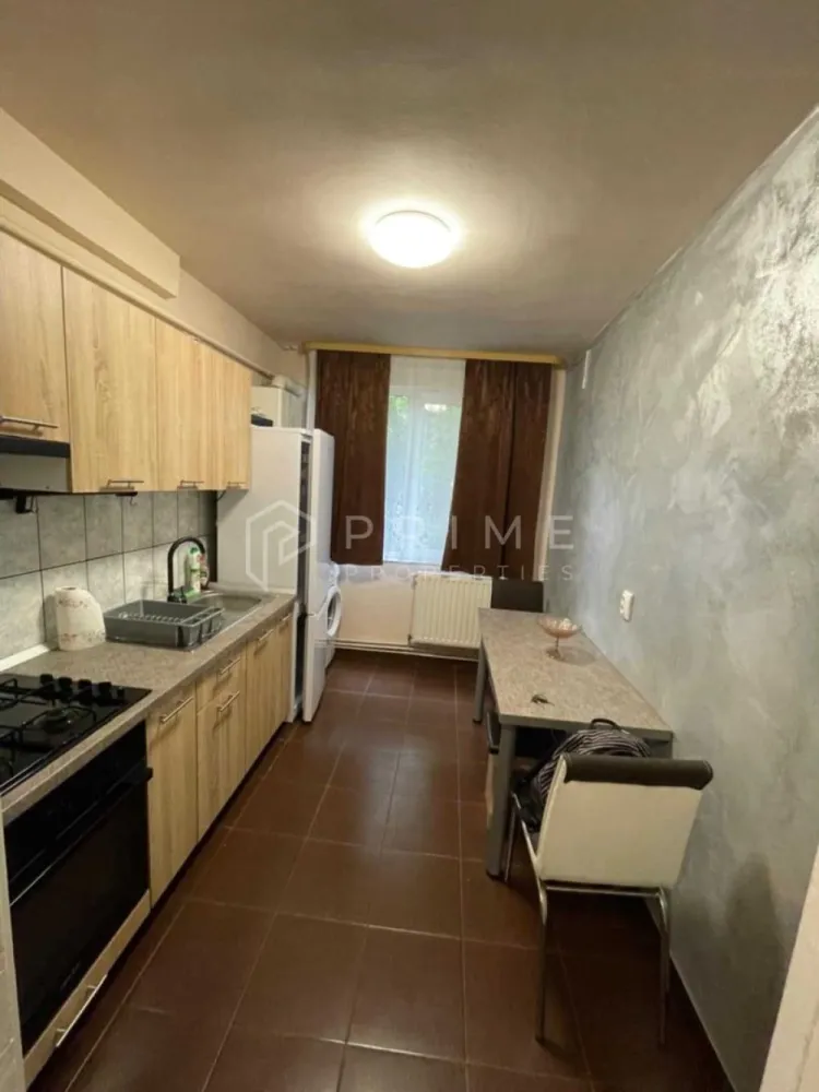 Apartament 2 camere | Mobilat, utilat | Libertății - Vă propunem spre închiriere un apartament cochet, situat într-o zonă liniștită și apreciată din Târgu Mureș, cartierul Bălcescu.

Locuința este semidecomandată și se prezintă într-o stare foarte bună, fiind curată, mobilată și complet utilată, ideală pentru o persoană sau un cuplu.

Compartimentare:
Dormitor
Living
Bucătărie
Baie

Dotări și facilități:
Geamuri termopan
Centrală termică proprie
Racordat la cablu și internet

Apartamentul este disponibil începând cu 01 octombrie și se închiriază pe termen lung.

Preț: 400 €/lună + garanție 1 lună.

La Prime Properties, fiecare tranzacție înseamnă mai mult decât o simplă achiziție – este un proces complet, în care colaborăm cu cei mai buni profesioniști: notari, avocați, designeri, arhitecți, evaluatori, specialiști în certificate energetice, consultanți de credite imobiliare.
Astfel, atunci când alegi o proprietate prin noi, primești la pachet și siguranță, transparență și servicii impecabile pe tot parcursul drumului tău către casa ideală.

Ne dedicăm 100% fiecărui client, iar asta se reflectă în rezultate și în încrederea pe care o primim înapoi prin recomandările lor.
Proprietatea aceasta nu se potrivește exact nevoilor tale?

Lasă-ne să îți găsim alternativa potrivită. Agentul nostru îți va oferi soluții avantajoase și adaptate stilului tău de viață.
📞 Contactează-ne astăzi. Până acum nu am dezamăgit niciun client – și nu vom începe cu tine.