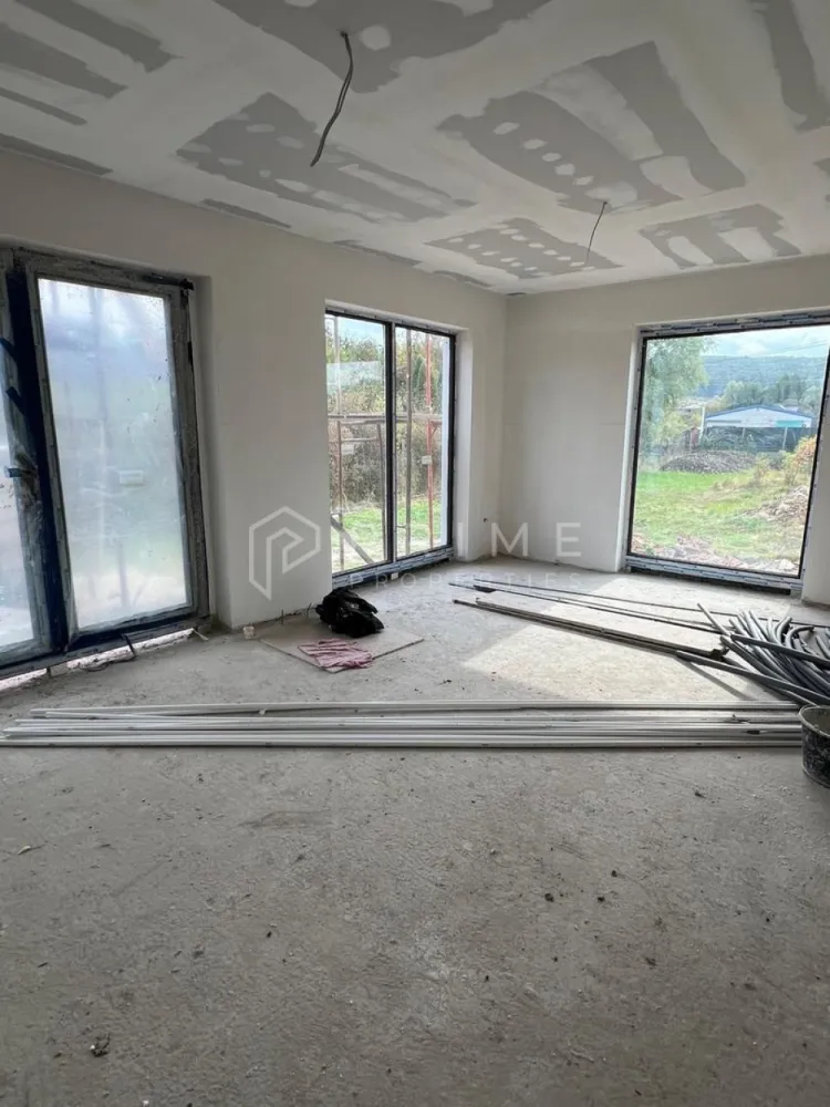 Casă nouă tip duplex izolat fonic în Livezeni - Casă nouă tip duplex pe doua nivele – Livezeni, zonă liniștită lângă pădure
! Pereti dubli între case + izolație fonică !
Liniște, natură și confort modern la câțiva pași de oraș

Vă propunem spre vânzare o casă nouă, situată în Livezeni, într-o zonă superbă, înconjurată de natură și aflată în imediata apropiere a noului spital UMF. Proprietatea este construită cu materiale de calitate și face parte dintr-un ansamblu privat de locuințe, oferind intimitate și siguranță.

📐 Suprafață utilă: 120 mp
🌳 Teren: 250 mp
🏡 Regim: parter + mansarda inalta

Compartimentare:
Parter:
Living spațios cu bucătărie open space
Baie
Camera depozitare
Terasă și curte generoasă
Etaj:
Trei dormitoare luminoase
Baie

Avantaje competitive:
Locație excelentă, liniștită, aproape de pădure
Acces rapid către Târgu Mureș și Spitalul Universitar UMF
Casă P+M– ideală pentru familii sau persoane care doresc confort și accesibilitate
Construcție nouă, din materiale premium
Ansamblu privat – comunitate restrânsă și sigură

Potrivit pentru:
Familii care își doresc un cămin aproape de natură, dar conectat la oraș
Persoane care caută liniște, aer curat și calitate în construcție
Investitori interesați de o zonă în plină dezvoltare

💶 Preț: 160.000 E + TVA
Tel 0732336104
Pentru clienții cumpărători, comisionul este 0%.
La Prime Properties, fiecare tranzacție înseamnă mai mult decât o simplă achiziție – este un proces complet, în care colaborăm cu cei mai buni profesioniști: notari, avocați, designeri, arhitecți, evaluatori, specialiști în certificate energetice, consultanți de credite imobiliare.
Astfel, atunci când alegi o proprietate prin noi, primești la pachet și siguranță, transparență și servicii impecabile pe tot parcursul drumului tău către casa ideală.
Ne dedicăm 100% fiecărui client, iar asta se reflectă în rezultate și în încrederea pe care o primim înapoi prin recomandările lor.
Proprietatea aceasta nu se potrivește exact nevoilor tale?
Lasă-ne să îți găsim alternativa potrivită. Agentul nostru îți va oferi soluții avantajoase și adaptate stilului tău de viață.
📞 Contactează-ne astăzi. Până acum nu am dezamăgit niciun client – și nu vom începe cu tine.