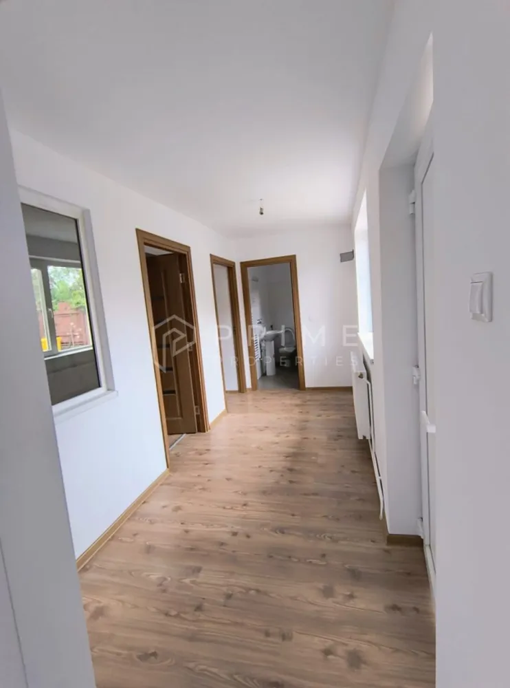 Casă cu 3 camere de vânzare, la cheie, în Unirii, Târgu Mureș - Se vinde casă la cheie în zona Unirii – complet renovată!

✨ Casă recent renovată integral pe interior, situată într-o zonă liniștită și centrală.
Suprafață utilă: aprox. 70 m², cu curte comună ( un cuplu in etate locuieste in corpul de cladire de langa garaje ce se observa in fotografii ) și acces facil la toate punctele de interes. Magazine la 3 minute pe jos, scoala aproape. Toate actele in regula.

📐 Compartimentare practică:
Living luminos
2 dormitoare spațioase
Bucătărie open ( se poate separa usor daca se doreste ) 
Baie complet utilată
Debara încăpătoare

🔥 Dotări și avantaje:
Centrală termică nouă în condensare
Instalații electrice și termice noi
Acoperiș refăcut complet – pregătit pentru o posibilă mansardare
Fără investiții suplimentare obligatorii – totul este pregătit pentru mutare!

🏠 Ideală pentru familie, investiție sau regim hotelier.
💰 Preț: 127.000 €

Tel 0732336104

Pentru clienții cumpărători, comisionul este 0%.
La Prime Properties, fiecare tranzacție înseamnă mai mult decât o simplă achiziție – este un proces complet, în care colaborăm cu cei mai buni profesioniști: notari, avocați, designeri, arhitecți, evaluatori, specialiști în certificate energetice, consultanți de credite imobiliare.
Astfel, atunci când alegi o proprietate prin noi, primești la pachet și siguranță, transparență și servicii impecabile pe tot parcursul drumului tău către casa ideală.
Ne dedicăm 100% fiecărui client, iar asta se reflectă în rezultate și în încrederea pe care o primim înapoi prin recomandările lor.
Proprietatea aceasta nu se potrivește exact nevoilor tale?
Lasă-ne să îți găsim alternativa potrivită. Agentul nostru îți va oferi soluții avantajoase și adaptate stilului tău de viață.
📞 Contactează-ne astăzi. Până acum nu am dezamăgit niciun client – și nu vom începe cu tine.