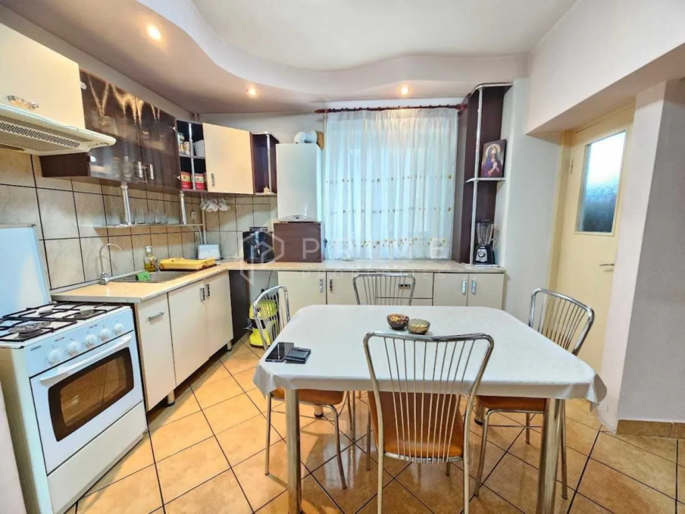 Spațiu, confort și locație excelentă – apartament 3 camere Tudor, - Locație excelentă, spațiu generos și compartimentare modernă

Vă propunem spre vânzare un apartament cu 3 camere, confort 1, decomandat, situat în cartierul Tudor, pe Bulevardul 1 Decembrie 1918, zona Fortuna – una dintre cele mai apreciate și accesibile zone din Târgu Mureș.

Detalii proprietate:
Suprafață utilă: generos compartimentată
Etaj: 2/8, într-un bloc cu lift nou instalat

Compartimentare:
Living spațios
2 dormitoare luminoase
Bucătărie deschisă
2 băi cu geamuri
Hol și cămară
Balcon de 16 mp cu multiple posibilități de utilizare

Facilități suplimentare: acces la o debara mare pe același nivel

Încălzire: centrală termică în condensare, montată acum 5 ani

Avantaje competitive:
Poziționare ideală, la câteva minute de unități de învățământ, parcuri, magazine și mijloace de transport
Apartament complet decomandat, oferind intimitate și confort pentru întreaga familie
Spații de depozitare generoase (cămară, debara, balcon mare)
Etaj intermediar, accesibil și căutat pe piața imobiliară

Potrivit pentru:
Familii care își doresc un apartament spațios, bine compartimentat și cu acces facil la școli și servicii
Investitori interesați de o proprietate într-o zonă cu cerere ridicată de închiriere

Pentru clienții cumpărători, comisionul este 0%.
La Prime Properties, fiecare tranzacție înseamnă mai mult decât o simplă achiziție – este un proces complet, în care colaborăm cu cei mai buni profesioniști: notari, avocați, designeri, arhitecți, evaluatori, specialiști în certificate energetice, consultanți de credite imobiliare.
Astfel, atunci când alegi o proprietate prin noi, primești la pachet și siguranță, transparență și servicii impecabile pe tot parcursul drumului tău către casa ideală.
Ne dedicăm 100% fiecărui client, iar asta se reflectă în rezultate și în încrederea pe care o primim înapoi prin recomandările lor.
Proprietatea aceasta nu se potrivește exact nevoilor tale?
Lasă-ne să îți găsim alternativa potrivită. Agentul nostru îți va oferi soluții avantajoase și adaptate stilului tău de viață.
📞 Contactează-ne astăzi. Până acum nu am dezamăgit niciun client – și nu vom începe cu tine.