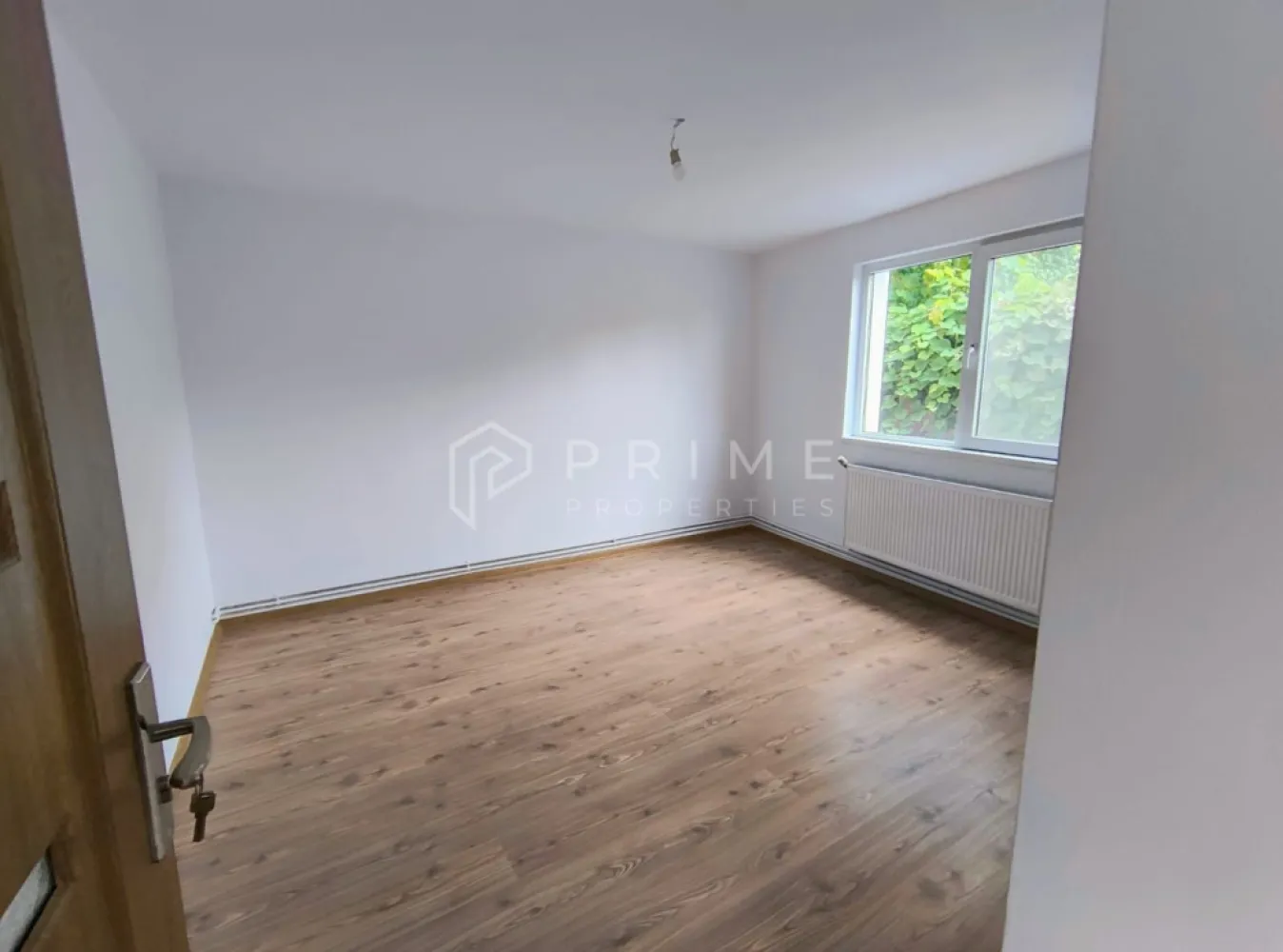 Casă cu 3 camere de vânzare, la cheie, în Unirii, Târgu Mureș - Se vinde casă la cheie în zona Unirii – complet renovată!

✨ Casă recent renovată integral pe interior, situată într-o zonă liniștită și centrală.
Suprafață utilă: aprox. 70 m², cu curte comună ( un cuplu in etate locuieste in corpul de cladire de langa garaje ce se observa in fotografii ) și acces facil la toate punctele de interes. Magazine la 3 minute pe jos, scoala aproape. Toate actele in regula.

📐 Compartimentare practică:
Living luminos
2 dormitoare spațioase
Bucătărie open ( se poate separa usor daca se doreste ) 
Baie complet utilată
Debara încăpătoare

🔥 Dotări și avantaje:
Centrală termică nouă în condensare
Instalații electrice și termice noi
Acoperiș refăcut complet – pregătit pentru o posibilă mansardare
Fără investiții suplimentare obligatorii – totul este pregătit pentru mutare!

🏠 Ideală pentru familie, investiție sau regim hotelier.
💰 Preț: 127.000 €

Tel 0732336104

Pentru clienții cumpărători, comisionul este 0%.
La Prime Properties, fiecare tranzacție înseamnă mai mult decât o simplă achiziție – este un proces complet, în care colaborăm cu cei mai buni profesioniști: notari, avocați, designeri, arhitecți, evaluatori, specialiști în certificate energetice, consultanți de credite imobiliare.
Astfel, atunci când alegi o proprietate prin noi, primești la pachet și siguranță, transparență și servicii impecabile pe tot parcursul drumului tău către casa ideală.
Ne dedicăm 100% fiecărui client, iar asta se reflectă în rezultate și în încrederea pe care o primim înapoi prin recomandările lor.
Proprietatea aceasta nu se potrivește exact nevoilor tale?
Lasă-ne să îți găsim alternativa potrivită. Agentul nostru îți va oferi soluții avantajoase și adaptate stilului tău de viață.
📞 Contactează-ne astăzi. Până acum nu am dezamăgit niciun client – și nu vom începe cu tine.