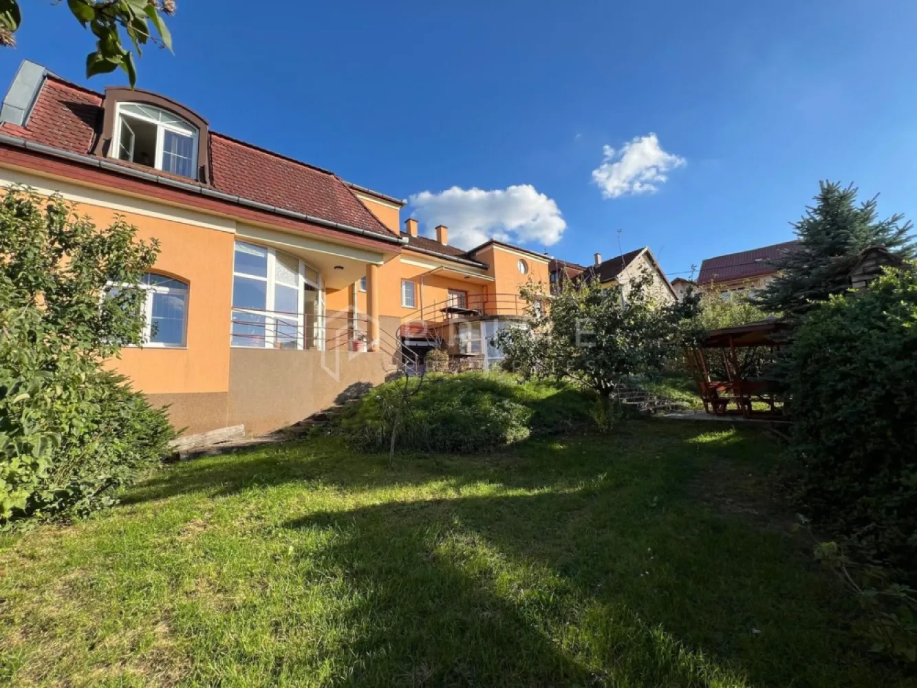 Casă de vânzare | Zonă exclusivistă – Târgu Mureș, Cornișa - Casa este situată într-o zonă premium a orașului, disponibilă acum la vânzare EXCLUSIV prin Prime Properties.
O oportunitate în una dintre cele mai apreciate și căutate zone ale orașului – Cornișa, la baza Platoului Cornești, la doar câțiva pași de Facultatea de Medicină, Cetatea Medievală și principalele spitale din Târgu Mureș.

Detalii proprietate:
Suprafață teren: 722 mp.
Casă cu arhitectură frumoasă, plină de potențial.
Necesită renovare și reconfigurare interioară, oferind posibilitatea unui proiect nou de design adaptat nevoilor moderne.
Panoramă frumoasă asupra orașului.
Două garaje plus locuri de parcare în fața casei, pe 2 străzi.

Avantaje:
Locație exclusivistă, liniștită și sigură.
Ideală atât pentru reședință de familie, cât și pentru proiecte de tip clinică privată, birouri sau investiție imobiliară.
Teren generos, ce permite amenajarea unei curți spectaculoase sau chiar extinderea construcției.

📍 Un imobil rar întâlnit pe piață, într-o zonă premium a orașului, cu acces facil către toate punctele de interes.

Pentru clienții cumpărători, comisionul este 0%.
La Prime Properties, fiecare tranzacție înseamnă mai mult decât o simplă achiziție – este un proces complet, în care colaborăm cu cei mai buni profesioniști: notari, avocați, designeri, arhitecți, evaluatori, specialiști în certificate energetice, consultanți de credite imobiliare.
Astfel, atunci când alegi o proprietate prin noi, primești la pachet și siguranță, transparență și servicii impecabile pe tot parcursul drumului tău către casa ideală.
Ne dedicăm 100% fiecărui client, iar asta se reflectă în rezultate și în încrederea pe care o primim înapoi prin recomandările lor.
Proprietatea aceasta nu se potrivește exact nevoilor tale?
Lasă-ne să îți găsim alternativa potrivită. Agentul nostru îți va oferi soluții avantajoase și adaptate stilului tău de viață.
📞 Contactează-ne astăzi. Până acum nu am dezamăgit niciun client – și nu vom începe cu tine.