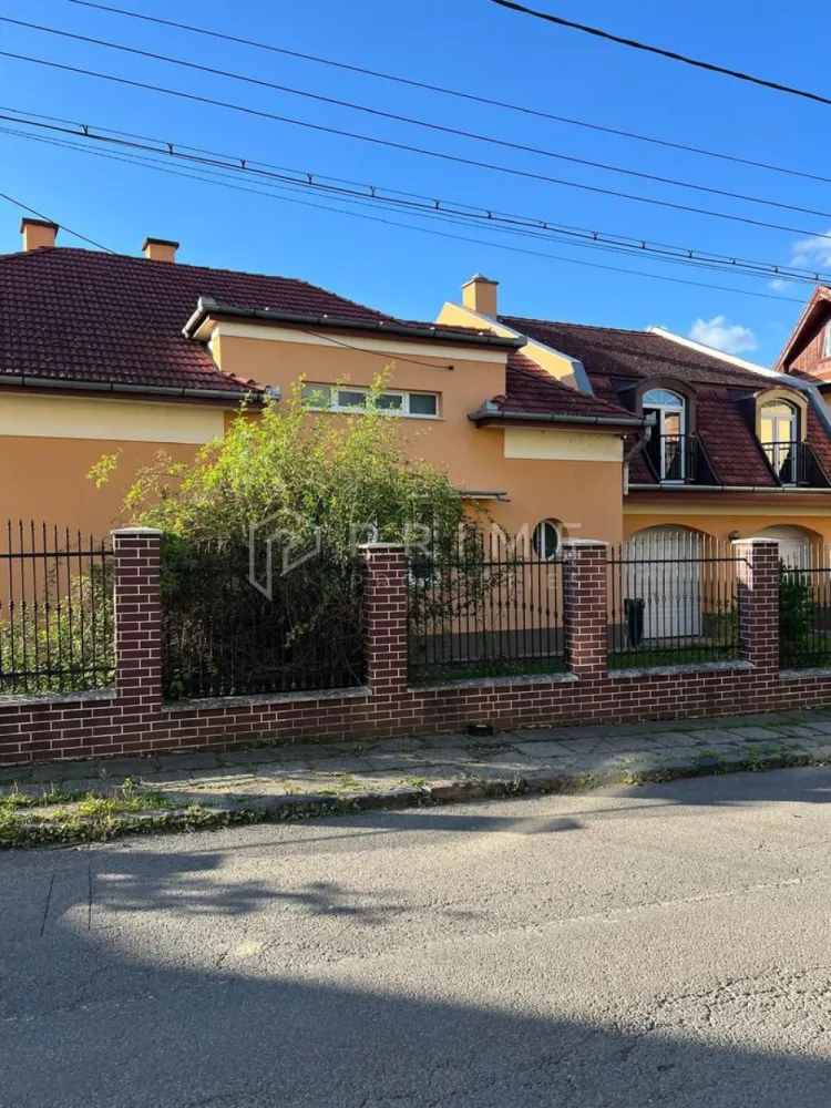 Casă de vânzare | Zonă exclusivistă – Târgu Mureș, Cornișa - Casa este situată într-o zonă premium a orașului, disponibilă acum la vânzare EXCLUSIV prin Prime Properties.
O oportunitate în una dintre cele mai apreciate și căutate zone ale orașului – Cornișa, la baza Platoului Cornești, la doar câțiva pași de Facultatea de Medicină, Cetatea Medievală și principalele spitale din Târgu Mureș.

Detalii proprietate:
Suprafață teren: 722 mp.
Casă cu arhitectură frumoasă, plină de potențial.
Necesită renovare și reconfigurare interioară, oferind posibilitatea unui proiect nou de design adaptat nevoilor moderne.
Panoramă frumoasă asupra orașului.
Două garaje plus locuri de parcare în fața casei, pe 2 străzi.

Avantaje:
Locație exclusivistă, liniștită și sigură.
Ideală atât pentru reședință de familie, cât și pentru proiecte de tip clinică privată, birouri sau investiție imobiliară.
Teren generos, ce permite amenajarea unei curți spectaculoase sau chiar extinderea construcției.

📍 Un imobil rar întâlnit pe piață, într-o zonă premium a orașului, cu acces facil către toate punctele de interes.

Pentru clienții cumpărători, comisionul este 0%.
La Prime Properties, fiecare tranzacție înseamnă mai mult decât o simplă achiziție – este un proces complet, în care colaborăm cu cei mai buni profesioniști: notari, avocați, designeri, arhitecți, evaluatori, specialiști în certificate energetice, consultanți de credite imobiliare.
Astfel, atunci când alegi o proprietate prin noi, primești la pachet și siguranță, transparență și servicii impecabile pe tot parcursul drumului tău către casa ideală.
Ne dedicăm 100% fiecărui client, iar asta se reflectă în rezultate și în încrederea pe care o primim înapoi prin recomandările lor.
Proprietatea aceasta nu se potrivește exact nevoilor tale?
Lasă-ne să îți găsim alternativa potrivită. Agentul nostru îți va oferi soluții avantajoase și adaptate stilului tău de viață.
📞 Contactează-ne astăzi. Până acum nu am dezamăgit niciun client – și nu vom începe cu tine.