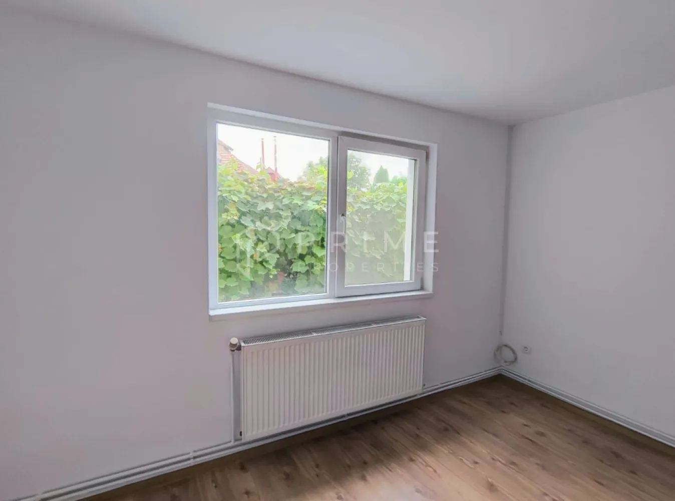 Casă cu 3 camere de vânzare, la cheie, în Unirii, Târgu Mureș - Se vinde casă la cheie în zona Unirii – complet renovată!

✨ Casă recent renovată integral pe interior, situată într-o zonă liniștită și centrală.
Suprafață utilă: aprox. 70 m², cu curte comună ( un cuplu in etate locuieste in corpul de cladire de langa garaje ce se observa in fotografii ) și acces facil la toate punctele de interes. Magazine la 3 minute pe jos, scoala aproape. Toate actele in regula.

📐 Compartimentare practică:
Living luminos
2 dormitoare spațioase
Bucătărie open ( se poate separa usor daca se doreste ) 
Baie complet utilată
Debara încăpătoare

🔥 Dotări și avantaje:
Centrală termică nouă în condensare
Instalații electrice și termice noi
Acoperiș refăcut complet – pregătit pentru o posibilă mansardare
Fără investiții suplimentare obligatorii – totul este pregătit pentru mutare!

🏠 Ideală pentru familie, investiție sau regim hotelier.
💰 Preț: 127.000 €

Tel 0732336104

Pentru clienții cumpărători, comisionul este 0%.
La Prime Properties, fiecare tranzacție înseamnă mai mult decât o simplă achiziție – este un proces complet, în care colaborăm cu cei mai buni profesioniști: notari, avocați, designeri, arhitecți, evaluatori, specialiști în certificate energetice, consultanți de credite imobiliare.
Astfel, atunci când alegi o proprietate prin noi, primești la pachet și siguranță, transparență și servicii impecabile pe tot parcursul drumului tău către casa ideală.
Ne dedicăm 100% fiecărui client, iar asta se reflectă în rezultate și în încrederea pe care o primim înapoi prin recomandările lor.
Proprietatea aceasta nu se potrivește exact nevoilor tale?
Lasă-ne să îți găsim alternativa potrivită. Agentul nostru îți va oferi soluții avantajoase și adaptate stilului tău de viață.
📞 Contactează-ne astăzi. Până acum nu am dezamăgit niciun client – și nu vom începe cu tine.