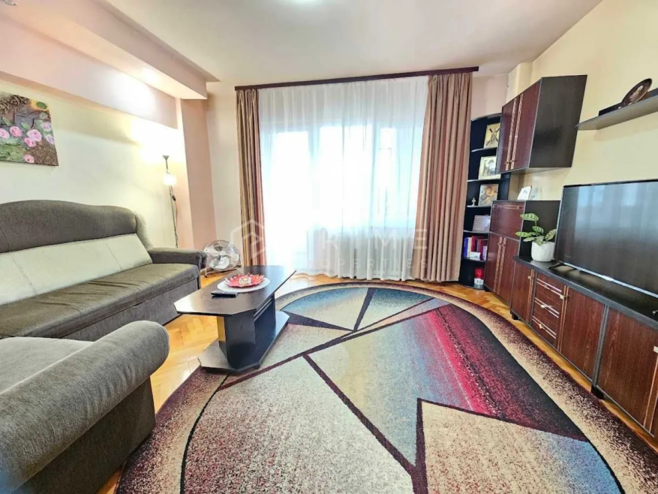 Spațiu, confort și locație excelentă – apartament 3 camere Tudor, - Locație excelentă, spațiu generos și compartimentare modernă

Vă propunem spre vânzare un apartament cu 3 camere, confort 1, decomandat, situat în cartierul Tudor, pe Bulevardul 1 Decembrie 1918, zona Fortuna – una dintre cele mai apreciate și accesibile zone din Târgu Mureș.

Detalii proprietate:
Suprafață utilă: generos compartimentată
Etaj: 2/8, într-un bloc cu lift nou instalat

Compartimentare:
Living spațios
2 dormitoare luminoase
Bucătărie deschisă
2 băi cu geamuri
Hol și cămară
Balcon de 16 mp cu multiple posibilități de utilizare

Facilități suplimentare: acces la o debara mare pe același nivel

Încălzire: centrală termică în condensare, montată acum 5 ani

Avantaje competitive:
Poziționare ideală, la câteva minute de unități de învățământ, parcuri, magazine și mijloace de transport
Apartament complet decomandat, oferind intimitate și confort pentru întreaga familie
Spații de depozitare generoase (cămară, debara, balcon mare)
Etaj intermediar, accesibil și căutat pe piața imobiliară

Potrivit pentru:
Familii care își doresc un apartament spațios, bine compartimentat și cu acces facil la școli și servicii
Investitori interesați de o proprietate într-o zonă cu cerere ridicată de închiriere

Pentru clienții cumpărători, comisionul este 0%.
La Prime Properties, fiecare tranzacție înseamnă mai mult decât o simplă achiziție – este un proces complet, în care colaborăm cu cei mai buni profesioniști: notari, avocați, designeri, arhitecți, evaluatori, specialiști în certificate energetice, consultanți de credite imobiliare.
Astfel, atunci când alegi o proprietate prin noi, primești la pachet și siguranță, transparență și servicii impecabile pe tot parcursul drumului tău către casa ideală.
Ne dedicăm 100% fiecărui client, iar asta se reflectă în rezultate și în încrederea pe care o primim înapoi prin recomandările lor.
Proprietatea aceasta nu se potrivește exact nevoilor tale?
Lasă-ne să îți găsim alternativa potrivită. Agentul nostru îți va oferi soluții avantajoase și adaptate stilului tău de viață.
📞 Contactează-ne astăzi. Până acum nu am dezamăgit niciun client – și nu vom începe cu tine.