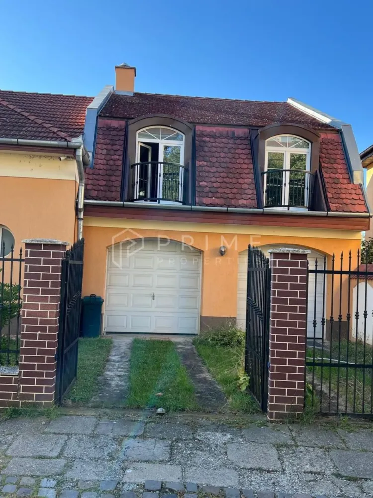 Casă de vânzare | Zonă exclusivistă – Târgu Mureș, Cornișa - Casa este situată într-o zonă premium a orașului, disponibilă acum la vânzare EXCLUSIV prin Prime Properties.
O oportunitate în una dintre cele mai apreciate și căutate zone ale orașului – Cornișa, la baza Platoului Cornești, la doar câțiva pași de Facultatea de Medicină, Cetatea Medievală și principalele spitale din Târgu Mureș.

Detalii proprietate:
Suprafață teren: 722 mp.
Casă cu arhitectură frumoasă, plină de potențial.
Necesită renovare și reconfigurare interioară, oferind posibilitatea unui proiect nou de design adaptat nevoilor moderne.
Panoramă frumoasă asupra orașului.
Două garaje plus locuri de parcare în fața casei, pe 2 străzi.

Avantaje:
Locație exclusivistă, liniștită și sigură.
Ideală atât pentru reședință de familie, cât și pentru proiecte de tip clinică privată, birouri sau investiție imobiliară.
Teren generos, ce permite amenajarea unei curți spectaculoase sau chiar extinderea construcției.

📍 Un imobil rar întâlnit pe piață, într-o zonă premium a orașului, cu acces facil către toate punctele de interes.

Pentru clienții cumpărători, comisionul este 0%.
La Prime Properties, fiecare tranzacție înseamnă mai mult decât o simplă achiziție – este un proces complet, în care colaborăm cu cei mai buni profesioniști: notari, avocați, designeri, arhitecți, evaluatori, specialiști în certificate energetice, consultanți de credite imobiliare.
Astfel, atunci când alegi o proprietate prin noi, primești la pachet și siguranță, transparență și servicii impecabile pe tot parcursul drumului tău către casa ideală.
Ne dedicăm 100% fiecărui client, iar asta se reflectă în rezultate și în încrederea pe care o primim înapoi prin recomandările lor.
Proprietatea aceasta nu se potrivește exact nevoilor tale?
Lasă-ne să îți găsim alternativa potrivită. Agentul nostru îți va oferi soluții avantajoase și adaptate stilului tău de viață.
📞 Contactează-ne astăzi. Până acum nu am dezamăgit niciun client – și nu vom începe cu tine.