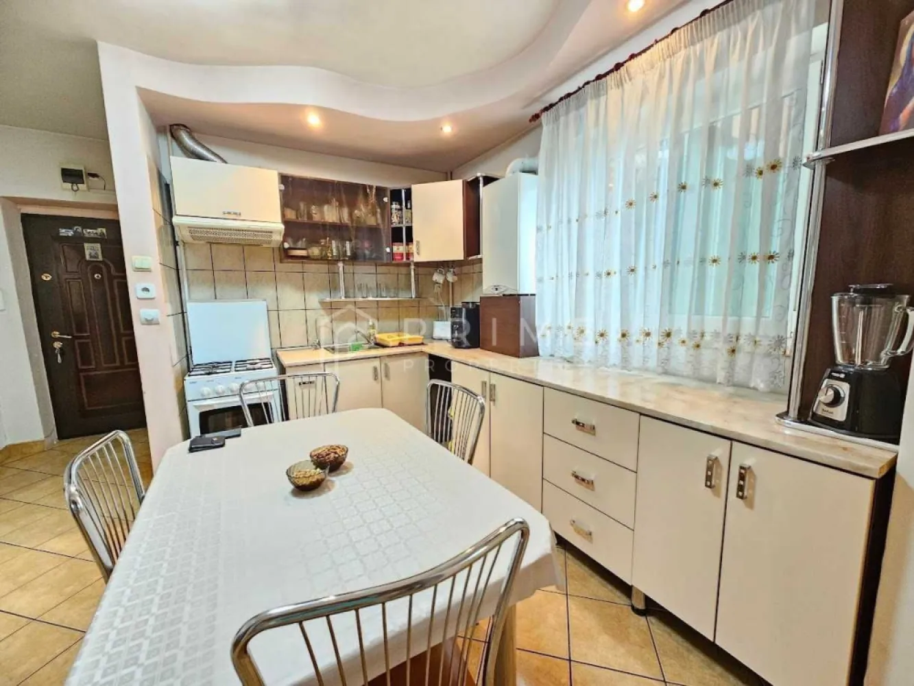 Spațiu, confort și locație excelentă – apartament 3 camere Tudor, - Locație excelentă, spațiu generos și compartimentare modernă

Vă propunem spre vânzare un apartament cu 3 camere, confort 1, decomandat, situat în cartierul Tudor, pe Bulevardul 1 Decembrie 1918, zona Fortuna – una dintre cele mai apreciate și accesibile zone din Târgu Mureș.

Detalii proprietate:
Suprafață utilă: generos compartimentată
Etaj: 2/8, într-un bloc cu lift nou instalat

Compartimentare:
Living spațios
2 dormitoare luminoase
Bucătărie deschisă
2 băi cu geamuri
Hol și cămară
Balcon de 16 mp cu multiple posibilități de utilizare

Facilități suplimentare: acces la o debara mare pe același nivel

Încălzire: centrală termică în condensare, montată acum 5 ani

Avantaje competitive:
Poziționare ideală, la câteva minute de unități de învățământ, parcuri, magazine și mijloace de transport
Apartament complet decomandat, oferind intimitate și confort pentru întreaga familie
Spații de depozitare generoase (cămară, debara, balcon mare)
Etaj intermediar, accesibil și căutat pe piața imobiliară

Potrivit pentru:
Familii care își doresc un apartament spațios, bine compartimentat și cu acces facil la școli și servicii
Investitori interesați de o proprietate într-o zonă cu cerere ridicată de închiriere

Pentru clienții cumpărători, comisionul este 0%.
La Prime Properties, fiecare tranzacție înseamnă mai mult decât o simplă achiziție – este un proces complet, în care colaborăm cu cei mai buni profesioniști: notari, avocați, designeri, arhitecți, evaluatori, specialiști în certificate energetice, consultanți de credite imobiliare.
Astfel, atunci când alegi o proprietate prin noi, primești la pachet și siguranță, transparență și servicii impecabile pe tot parcursul drumului tău către casa ideală.
Ne dedicăm 100% fiecărui client, iar asta se reflectă în rezultate și în încrederea pe care o primim înapoi prin recomandările lor.
Proprietatea aceasta nu se potrivește exact nevoilor tale?
Lasă-ne să îți găsim alternativa potrivită. Agentul nostru îți va oferi soluții avantajoase și adaptate stilului tău de viață.
📞 Contactează-ne astăzi. Până acum nu am dezamăgit niciun client – și nu vom începe cu tine.