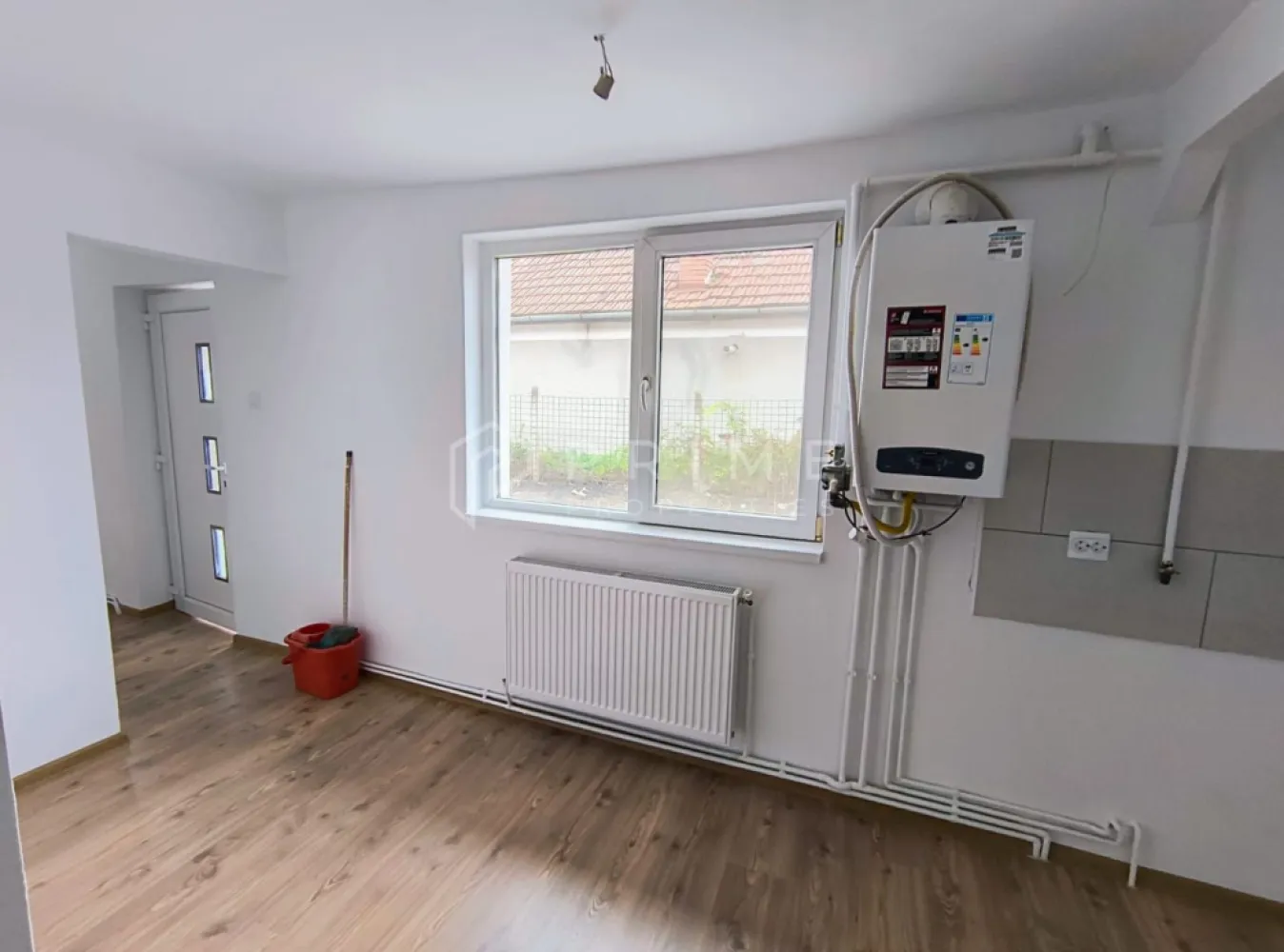 Casă cu 3 camere de vânzare, la cheie, în Unirii, Târgu Mureș - Se vinde casă la cheie în zona Unirii – complet renovată!

✨ Casă recent renovată integral pe interior, situată într-o zonă liniștită și centrală.
Suprafață utilă: aprox. 70 m², cu curte comună ( un cuplu in etate locuieste in corpul de cladire de langa garaje ce se observa in fotografii ) și acces facil la toate punctele de interes. Magazine la 3 minute pe jos, scoala aproape. Toate actele in regula.

📐 Compartimentare practică:
Living luminos
2 dormitoare spațioase
Bucătărie open ( se poate separa usor daca se doreste ) 
Baie complet utilată
Debara încăpătoare

🔥 Dotări și avantaje:
Centrală termică nouă în condensare
Instalații electrice și termice noi
Acoperiș refăcut complet – pregătit pentru o posibilă mansardare
Fără investiții suplimentare obligatorii – totul este pregătit pentru mutare!

🏠 Ideală pentru familie, investiție sau regim hotelier.
💰 Preț: 127.000 €

Tel 0732336104

Pentru clienții cumpărători, comisionul este 0%.
La Prime Properties, fiecare tranzacție înseamnă mai mult decât o simplă achiziție – este un proces complet, în care colaborăm cu cei mai buni profesioniști: notari, avocați, designeri, arhitecți, evaluatori, specialiști în certificate energetice, consultanți de credite imobiliare.
Astfel, atunci când alegi o proprietate prin noi, primești la pachet și siguranță, transparență și servicii impecabile pe tot parcursul drumului tău către casa ideală.
Ne dedicăm 100% fiecărui client, iar asta se reflectă în rezultate și în încrederea pe care o primim înapoi prin recomandările lor.
Proprietatea aceasta nu se potrivește exact nevoilor tale?
Lasă-ne să îți găsim alternativa potrivită. Agentul nostru îți va oferi soluții avantajoase și adaptate stilului tău de viață.
📞 Contactează-ne astăzi. Până acum nu am dezamăgit niciun client – și nu vom începe cu tine.