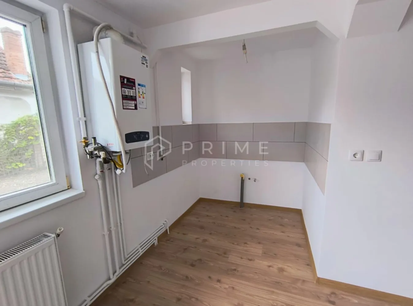 Casă cu 3 camere de vânzare, la cheie, în Unirii, Târgu Mureș - Se vinde casă la cheie în zona Unirii – complet renovată!

✨ Casă recent renovată integral pe interior, situată într-o zonă liniștită și centrală.
Suprafață utilă: aprox. 70 m², cu curte comună ( un cuplu in etate locuieste in corpul de cladire de langa garaje ce se observa in fotografii ) și acces facil la toate punctele de interes. Magazine la 3 minute pe jos, scoala aproape. Toate actele in regula.

📐 Compartimentare practică:
Living luminos
2 dormitoare spațioase
Bucătărie open ( se poate separa usor daca se doreste ) 
Baie complet utilată
Debara încăpătoare

🔥 Dotări și avantaje:
Centrală termică nouă în condensare
Instalații electrice și termice noi
Acoperiș refăcut complet – pregătit pentru o posibilă mansardare
Fără investiții suplimentare obligatorii – totul este pregătit pentru mutare!

🏠 Ideală pentru familie, investiție sau regim hotelier.
💰 Preț: 127.000 €

Tel 0732336104

Pentru clienții cumpărători, comisionul este 0%.
La Prime Properties, fiecare tranzacție înseamnă mai mult decât o simplă achiziție – este un proces complet, în care colaborăm cu cei mai buni profesioniști: notari, avocați, designeri, arhitecți, evaluatori, specialiști în certificate energetice, consultanți de credite imobiliare.
Astfel, atunci când alegi o proprietate prin noi, primești la pachet și siguranță, transparență și servicii impecabile pe tot parcursul drumului tău către casa ideală.
Ne dedicăm 100% fiecărui client, iar asta se reflectă în rezultate și în încrederea pe care o primim înapoi prin recomandările lor.
Proprietatea aceasta nu se potrivește exact nevoilor tale?
Lasă-ne să îți găsim alternativa potrivită. Agentul nostru îți va oferi soluții avantajoase și adaptate stilului tău de viață.
📞 Contactează-ne astăzi. Până acum nu am dezamăgit niciun client – și nu vom începe cu tine.