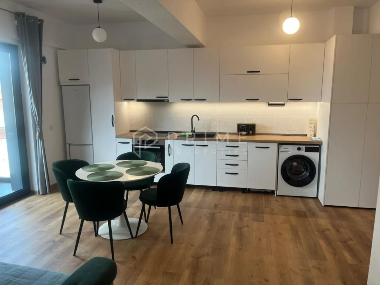 Apartament de închiriat – ultracentral, Târgu Mureș - Vă propunem spre închiriere un apartament modern, situat într-o clădire nouă, în cea mai bună zonă ultracentrală a orașului.

Detalii:
Compartimentare practică, cu spații luminoase și primitoare
Complet mobilat și utilat, cu electrocasnice și mobilier de ultimă generație
Totul nou, la prima închiriere
Priveliște spectaculoasă asupra centrului orașului

Facilități:
Loc de parcare privat inclus în preț
Acces rapid la restaurante, magazine, instituții și zone de interes din centrul orașului

Avantaje:
Locație premium, ultracentrală
Confort modern și finisaje de calitate
Apartament disponibil din 15 Octombrie.

📞 Ideal pentru cei care caută o locuință exclusivistă, cu toate avantajele centrului orașului!

La Prime Properties, fiecare tranzacție înseamnă mai mult decât o simplă achiziție sau închiriere– este un proces complet, în care colaborăm cu cei mai buni profesioniști: notari, avocați, designeri, arhitecți, evaluatori, specialiști în certificate energetice, consultanți de credite imobiliare.
Ne dedicăm 100% fiecărui client, iar asta se reflectă în rezultate și în încrederea pe care o primim înapoi prin recomandările lor.
Proprietatea aceasta nu se potrivește exact nevoilor tale?
Lasă-ne să îți găsim alternativa potrivită. Agentul nostru îți va oferi soluții avantajoase și adaptate stilului tău de viață.
📞 Contactează-ne astăzi. Până acum nu am dezamăgit niciun client – și nu vom începe cu tine.