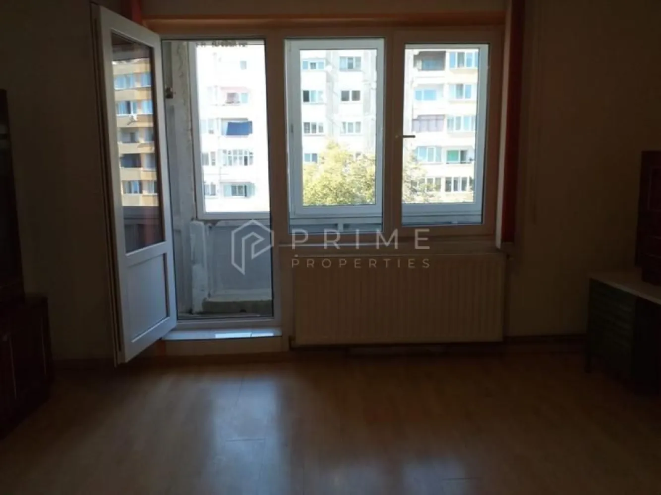 Garsoniera 34 mp, zona Dambu Pietros - Vă propunem spre vânzare o garsonieră practică și luminoasă, situată în cartierul Dâmbu Pietros, într-o zonă bine conectată la punctele de interes ale orașului.

Proprietatea este compusă din 1 cameră, bucătărie, baie și balcon închis cu geam termopan, ideal pentru extinderea spațiului de relaxare sau depozitare.

Garsoniera este racordată la toate utilitățile și dispune de centrală termică proprie pe gaz, asigurând un confort termic optim și costuri reduse de întreținere. Toate ferestrele sunt dotate cu tâmplărie PVC cu geam termopan.

Locuința reprezintă o oportunitate excelentă atât pentru locuit, cât și pentru investiție (închiriere pe termen lung sau în regim hotelier).

La Prime Properties, fiecare tranzacție înseamnă mai mult decât o simplă achiziție – este un proces complet, în care colaborăm cu cei mai buni profesioniști: notari, avocați, designeri, arhitecți, evaluatori, specialiști în certificate energetice, consultanți de credite imobiliare.
Astfel, atunci când alegi o proprietate prin noi, primești la pachet și siguranță, transparență și servicii impecabile pe tot parcursul drumului tău către casa ideală.

Ne dedicăm 100% fiecărui client, iar asta se reflectă în rezultate și în încrederea pe care o primim înapoi prin recomandările lor.
Proprietatea aceasta nu se potrivește exact nevoilor tale?

Lasă-ne să îți găsim alternativa potrivită. Agentul nostru îți va oferi soluții avantajoase și adaptate stilului tău de viață.
📞 Contactează-ne astăzi. Până acum nu am dezamăgit niciun client – și nu vom începe cu tine.
Comision 0% pentru cumpărători