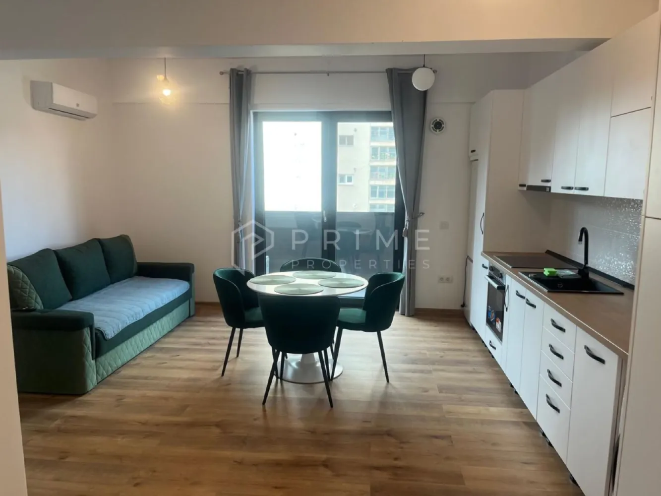 Apartament de închiriat – ultracentral, Târgu Mureș - Vă propunem spre închiriere un apartament modern, situat într-o clădire nouă, în cea mai bună zonă ultracentrală a orașului.

Detalii:
Compartimentare practică, cu spații luminoase și primitoare
Complet mobilat și utilat, cu electrocasnice și mobilier de ultimă generație
Totul nou, la prima închiriere
Priveliște spectaculoasă asupra centrului orașului

Facilități:
Loc de parcare privat inclus în preț
Acces rapid la restaurante, magazine, instituții și zone de interes din centrul orașului

Avantaje:
Locație premium, ultracentrală
Confort modern și finisaje de calitate
Apartament disponibil din 15 Octombrie.

📞 Ideal pentru cei care caută o locuință exclusivistă, cu toate avantajele centrului orașului!

La Prime Properties, fiecare tranzacție înseamnă mai mult decât o simplă achiziție sau închiriere– este un proces complet, în care colaborăm cu cei mai buni profesioniști: notari, avocați, designeri, arhitecți, evaluatori, specialiști în certificate energetice, consultanți de credite imobiliare.
Ne dedicăm 100% fiecărui client, iar asta se reflectă în rezultate și în încrederea pe care o primim înapoi prin recomandările lor.
Proprietatea aceasta nu se potrivește exact nevoilor tale?
Lasă-ne să îți găsim alternativa potrivită. Agentul nostru îți va oferi soluții avantajoase și adaptate stilului tău de viață.
📞 Contactează-ne astăzi. Până acum nu am dezamăgit niciun client – și nu vom începe cu tine.