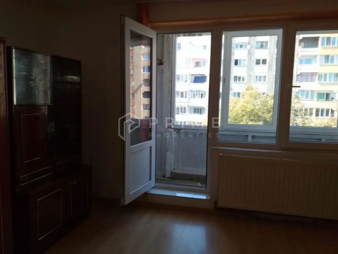 Garsoniera 34 mp, zona Dambu Pietros - Vă propunem spre vânzare o garsonieră practică și luminoasă, situată în cartierul Dâmbu Pietros, într-o zonă bine conectată la punctele de interes ale orașului.

Proprietatea este compusă din 1 cameră, bucătărie, baie și balcon închis cu geam termopan, ideal pentru extinderea spațiului de relaxare sau depozitare.

Garsoniera este racordată la toate utilitățile și dispune de centrală termică proprie pe gaz, asigurând un confort termic optim și costuri reduse de întreținere. Toate ferestrele sunt dotate cu tâmplărie PVC cu geam termopan.

Locuința reprezintă o oportunitate excelentă atât pentru locuit, cât și pentru investiție (închiriere pe termen lung sau în regim hotelier).

La Prime Properties, fiecare tranzacție înseamnă mai mult decât o simplă achiziție – este un proces complet, în care colaborăm cu cei mai buni profesioniști: notari, avocați, designeri, arhitecți, evaluatori, specialiști în certificate energetice, consultanți de credite imobiliare.
Astfel, atunci când alegi o proprietate prin noi, primești la pachet și siguranță, transparență și servicii impecabile pe tot parcursul drumului tău către casa ideală.

Ne dedicăm 100% fiecărui client, iar asta se reflectă în rezultate și în încrederea pe care o primim înapoi prin recomandările lor.
Proprietatea aceasta nu se potrivește exact nevoilor tale?

Lasă-ne să îți găsim alternativa potrivită. Agentul nostru îți va oferi soluții avantajoase și adaptate stilului tău de viață.
📞 Contactează-ne astăzi. Până acum nu am dezamăgit niciun client – și nu vom începe cu tine.
Comision 0% pentru cumpărători