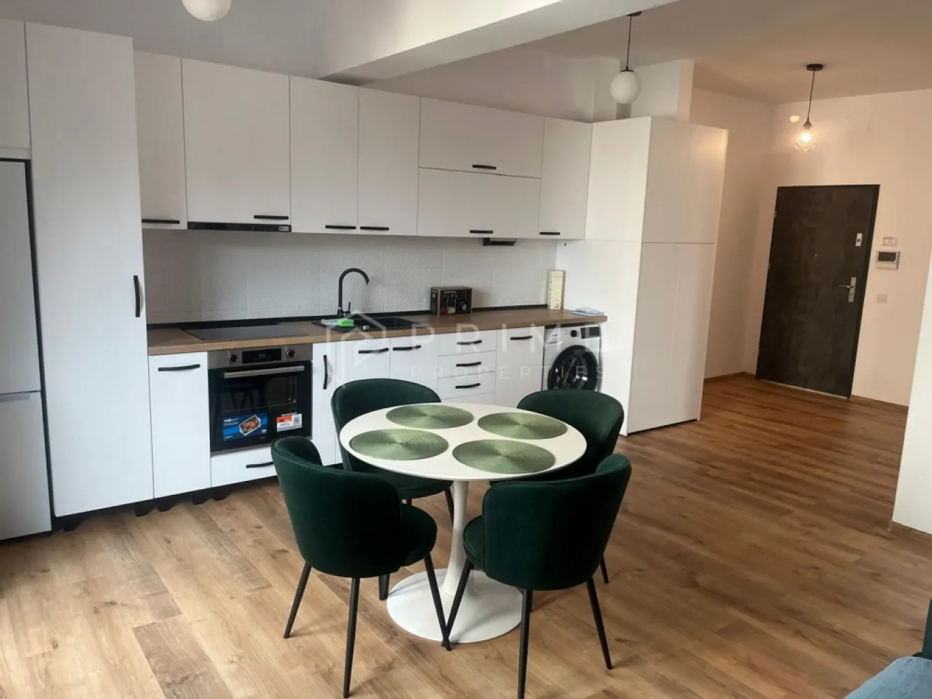 Apartament de închiriat – ultracentral, Târgu Mureș - Vă propunem spre închiriere un apartament modern, situat într-o clădire nouă, în cea mai bună zonă ultracentrală a orașului.

Detalii:
Compartimentare practică, cu spații luminoase și primitoare
Complet mobilat și utilat, cu electrocasnice și mobilier de ultimă generație
Totul nou, la prima închiriere
Priveliște spectaculoasă asupra centrului orașului

Facilități:
Loc de parcare privat inclus în preț
Acces rapid la restaurante, magazine, instituții și zone de interes din centrul orașului

Avantaje:
Locație premium, ultracentrală
Confort modern și finisaje de calitate
Apartament disponibil din 15 Octombrie.

📞 Ideal pentru cei care caută o locuință exclusivistă, cu toate avantajele centrului orașului!

La Prime Properties, fiecare tranzacție înseamnă mai mult decât o simplă achiziție sau închiriere– este un proces complet, în care colaborăm cu cei mai buni profesioniști: notari, avocați, designeri, arhitecți, evaluatori, specialiști în certificate energetice, consultanți de credite imobiliare.
Ne dedicăm 100% fiecărui client, iar asta se reflectă în rezultate și în încrederea pe care o primim înapoi prin recomandările lor.
Proprietatea aceasta nu se potrivește exact nevoilor tale?
Lasă-ne să îți găsim alternativa potrivită. Agentul nostru îți va oferi soluții avantajoase și adaptate stilului tău de viață.
📞 Contactează-ne astăzi. Până acum nu am dezamăgit niciun client – și nu vom începe cu tine.