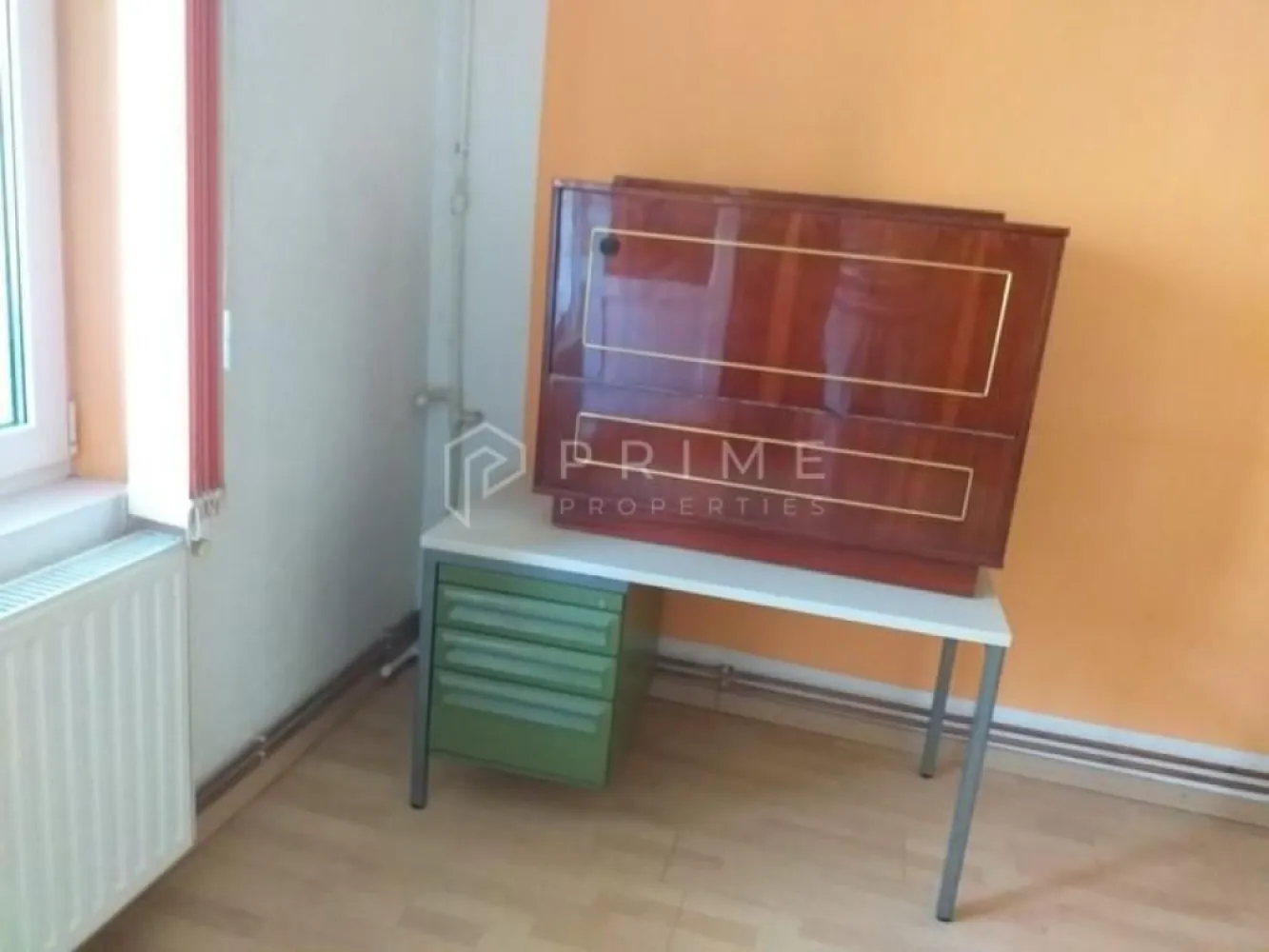 Garsoniera 34 mp, zona Dambu Pietros - Vă propunem spre vânzare o garsonieră practică și luminoasă, situată în cartierul Dâmbu Pietros, într-o zonă bine conectată la punctele de interes ale orașului.

Proprietatea este compusă din 1 cameră, bucătărie, baie și balcon închis cu geam termopan, ideal pentru extinderea spațiului de relaxare sau depozitare.

Garsoniera este racordată la toate utilitățile și dispune de centrală termică proprie pe gaz, asigurând un confort termic optim și costuri reduse de întreținere. Toate ferestrele sunt dotate cu tâmplărie PVC cu geam termopan.

Locuința reprezintă o oportunitate excelentă atât pentru locuit, cât și pentru investiție (închiriere pe termen lung sau în regim hotelier).

La Prime Properties, fiecare tranzacție înseamnă mai mult decât o simplă achiziție – este un proces complet, în care colaborăm cu cei mai buni profesioniști: notari, avocați, designeri, arhitecți, evaluatori, specialiști în certificate energetice, consultanți de credite imobiliare.
Astfel, atunci când alegi o proprietate prin noi, primești la pachet și siguranță, transparență și servicii impecabile pe tot parcursul drumului tău către casa ideală.

Ne dedicăm 100% fiecărui client, iar asta se reflectă în rezultate și în încrederea pe care o primim înapoi prin recomandările lor.
Proprietatea aceasta nu se potrivește exact nevoilor tale?

Lasă-ne să îți găsim alternativa potrivită. Agentul nostru îți va oferi soluții avantajoase și adaptate stilului tău de viață.
📞 Contactează-ne astăzi. Până acum nu am dezamăgit niciun client – și nu vom începe cu tine.
Comision 0% pentru cumpărători