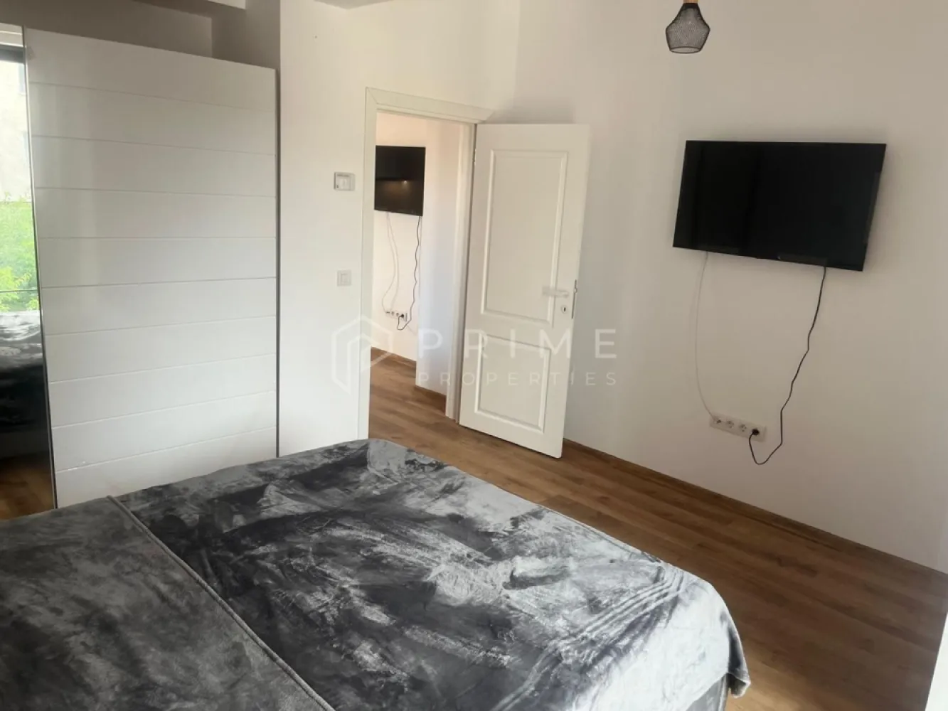 Apartament de închiriat – ultracentral, Târgu Mureș - Vă propunem spre închiriere un apartament modern, situat într-o clădire nouă, în cea mai bună zonă ultracentrală a orașului.

Detalii:
Compartimentare practică, cu spații luminoase și primitoare
Complet mobilat și utilat, cu electrocasnice și mobilier de ultimă generație
Totul nou, la prima închiriere
Priveliște spectaculoasă asupra centrului orașului

Facilități:
Loc de parcare privat inclus în preț
Acces rapid la restaurante, magazine, instituții și zone de interes din centrul orașului

Avantaje:
Locație premium, ultracentrală
Confort modern și finisaje de calitate
Apartament disponibil din 15 Octombrie.

📞 Ideal pentru cei care caută o locuință exclusivistă, cu toate avantajele centrului orașului!

La Prime Properties, fiecare tranzacție înseamnă mai mult decât o simplă achiziție sau închiriere– este un proces complet, în care colaborăm cu cei mai buni profesioniști: notari, avocați, designeri, arhitecți, evaluatori, specialiști în certificate energetice, consultanți de credite imobiliare.
Ne dedicăm 100% fiecărui client, iar asta se reflectă în rezultate și în încrederea pe care o primim înapoi prin recomandările lor.
Proprietatea aceasta nu se potrivește exact nevoilor tale?
Lasă-ne să îți găsim alternativa potrivită. Agentul nostru îți va oferi soluții avantajoase și adaptate stilului tău de viață.
📞 Contactează-ne astăzi. Până acum nu am dezamăgit niciun client – și nu vom începe cu tine.