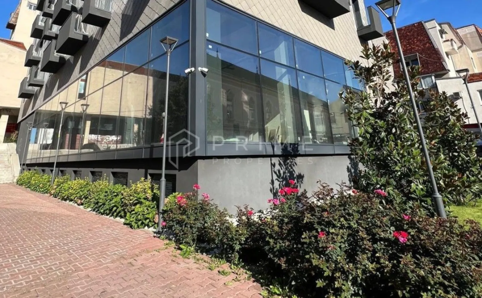 Spațiu comercial premium de închiriat, 400 mp, ultracentral Tg. Mureș - Vă propunem spre închiriere un spațiu comercial de lux, unic pe piața din Târgu Mureș, situat în cea mai bună zonă ultracentrală a orașului.

Suprafață generoasă: 400 mp. Se poate împărți spațiul în jumătate, dacă se doresc doar 200mp.
Vizibilitate excepțională: pereți aproape integral din sticlă, ce asigură luminozitate naturală și o expunere spectaculoasă către traficul pietonal și rutier intens.

Avantaje și caracteristici:
Concept arhitectural modern, spațiu deschis și versatil
Acces facil pietonal și auto
Posibilitate de personalizare în funcție de domeniul de activitate
Potrivit pentru branduri și business-uri premium

Destinații recomandate:
magazine de prezentare produse premium (fashion, tehnologie, design interior, mobilier, corpuri iluminat etc)
supermarketuri de prestigiu
restaurante, cafenele high-class
bănci sau instituții financiare
sală de fittness premium
showroom-uri de lux

📍 Localizare: în inima orașului, zonă ultracentrală cu vad comercial maxim, acces imediat la instituții, sedii de firme, restaurante și zone intens circulate.

📞 Un spațiu premium, pentru un brand premium. Contactează-ne pentru detalii și vizionare!

La Prime Properties, fiecare tranzacție înseamnă mai mult decât o simplă achiziție – este un proces complet, în care colaborăm cu cei mai buni profesioniști: notari, avocați, designeri, arhitecți, evaluatori, specialiști în certificate energetice, consultanți de credite imobiliare.
Ne dedicăm 100% fiecărui client, iar asta se reflectă în rezultate și în încrederea pe care o primim înapoi prin recomandările lor.
Proprietatea aceasta nu se potrivește exact nevoilor tale?
Lasă-ne să îți găsim alternativa potrivită. Agentul nostru îți va oferi soluții avantajoase și adaptate stilului tău de viață.
📞 Contactează-ne astăzi. Până acum nu am dezamăgit niciun client – și nu vom începe cu tine.