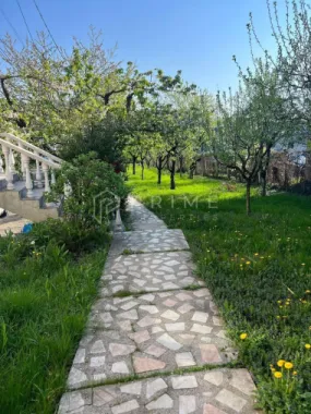 Casă spațioasă de închiriat pentru cazare muncitori, în Corunca