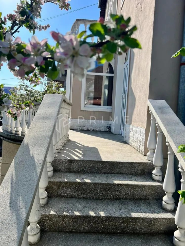 Casă spațioasă de închiriat pentru cazare muncitori, în Corunca - Casă spațioasă de închiriat pentru cazare muncitori

✅ 4 camere mari și luminoase
✅ Bucătărie complet utilată
✅ 2 băi
✅ Sală de mese dedicată
✅ Capacitate: 10 – 15 muncitori
✅ Preț cazare/ muncitor/ noapte, cu utilități incluse: 40 lei/ 8 euro

👉 Curte generoasă, ideală pentru relaxare după program
👉 Parcare în curte pentru mai multe mașini

📍 Locație accesibilă, perfectă pentru echipe de muncitori sau firme care au nevoie de spațiu de cazare pentru angajați.

📞 Contactați-ne pentru mai multe detalii și vizionări.