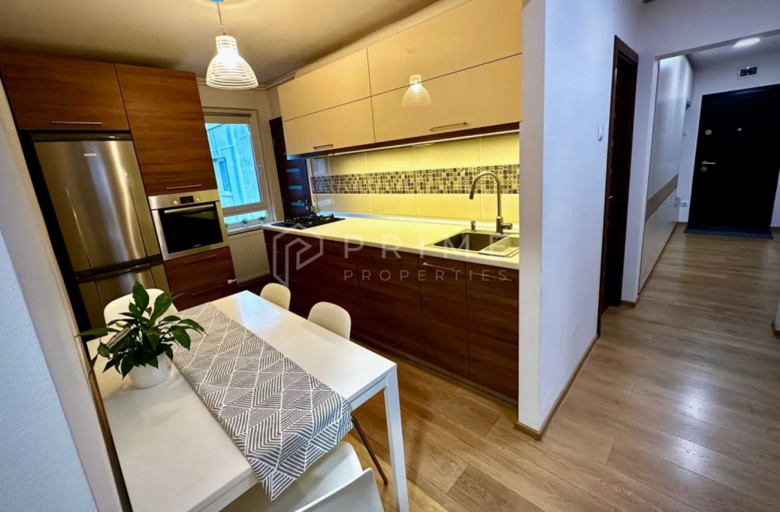 Apartament cu 3 camere + garaj în Tudor - De vânzare apartament cu 3 camere situat în cartierul Tudor, pe strada Armoniei, la etajul 4. 
Apartamentul este mobilat și utilat complet, imediat ocupabil.

Compartimentare:
• 3 camere
• 2 băi
• Bucătărie
• Cămară
• Hol
• Terasă deschisă

Blocul este izolat termic, iar instalațiile de apă, încălzire și electricitate au fost refăcute. Cablu TV și internet sunt trase la prizele din fiecare cameră.

Dotări:
• Mobilier personalizat în living, bucătărie, baie și hol
• Mobilier IKEA în dormitor și camera copilului
• Electrocasnice premium:
• Mașină de spălat vase, cuptor, plită, hotă (Bosch)
• Frigider (Electrolux)
• Mașină de spălat rufe cu uscător și televizoare (Samsung)
• Aer condiționat Daikin (18000 BTU)
• Aspirator robot Roborock

Posibilitate de cumpărare garaj, la prețul de 7500 euro.