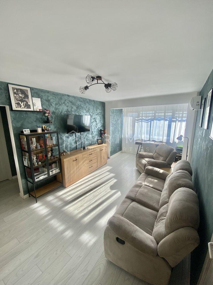 Apartament cu 2 camere, renovat și mobilat – Vedere panoramică