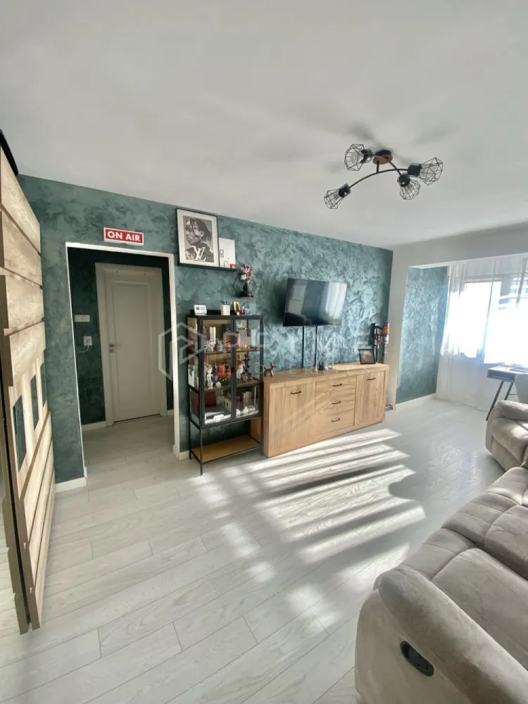 Apartament cu 2 camere, renovat și mobilat – Vedere panoramică - Vă propunem spre vânzare un apartament cu 2 camere, situat în zona străzii Libertății, o locație strategică ce oferă acces rapid către centrul orașului. Proprietatea se află la etajul 9 al unui imobil renovat, dotat cu lift modern și foarte bine întreținut.
Locuința se distinge prin luminozitate și prin panorama deosebită asupra orașului, fiind pregătită pentru o mutare imediată.

Detalii tehnice și dotări:

Suprafață: 50 mp
Stare interior: Renovare completă, finisaje de calitate.
Mobilier și utilaje: Apartamentul se vinde complet mobilat și utilat (conform imaginilor de prezentare), oferind tot confortul necesar.
Confort termic: Dotat cu centrală termică proprie, aer condiționat și geamuri termopan.
Izolație: Beneficiază de izolație atât interioară, cât și exterioară, asigurând o eficiență energetică ridicată.

Avantaje și locație:

Poziționare: Etaj superior ce oferă o vedere panoramică spectaculoasă și liniște față de zgomotul străzii.
Facilități în apropiere: Magazine, stații de transport în comun și acces facil către zona centrală.
Imobil: Bloc renovat, cu spații comune îngrijite și ascensor în stare foarte bună de funcționare.

Datorită dotărilor complete și a amplasamentului, acest apartament reprezintă o oportunitate excelentă atât pentru uz rezidențial, cât și pentru investiție în vederea închirierii.