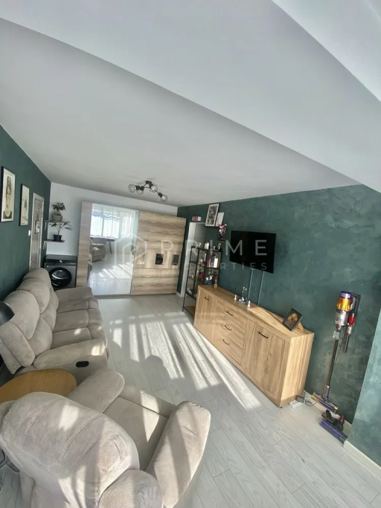Apartament cu 2 camere, renovat și mobilat – Vedere panoramică - Vă propunem spre vânzare un apartament cu 2 camere, situat în zona străzii Libertății, o locație strategică ce oferă acces rapid către centrul orașului. Proprietatea se află la etajul 9 al unui imobil renovat, dotat cu lift modern și foarte bine întreținut.
Locuința se distinge prin luminozitate și prin panorama deosebită asupra orașului, fiind pregătită pentru o mutare imediată.

Detalii tehnice și dotări:

Suprafață: 50 mp
Stare interior: Renovare completă, finisaje de calitate.
Mobilier și utilaje: Apartamentul se vinde complet mobilat și utilat (conform imaginilor de prezentare), oferind tot confortul necesar.
Confort termic: Dotat cu centrală termică proprie, aer condiționat și geamuri termopan.
Izolație: Beneficiază de izolație atât interioară, cât și exterioară, asigurând o eficiență energetică ridicată.

Avantaje și locație:

Poziționare: Etaj superior ce oferă o vedere panoramică spectaculoasă și liniște față de zgomotul străzii.
Facilități în apropiere: Magazine, stații de transport în comun și acces facil către zona centrală.
Imobil: Bloc renovat, cu spații comune îngrijite și ascensor în stare foarte bună de funcționare.

Datorită dotărilor complete și a amplasamentului, acest apartament reprezintă o oportunitate excelentă atât pentru uz rezidențial, cât și pentru investiție în vederea închirierii.