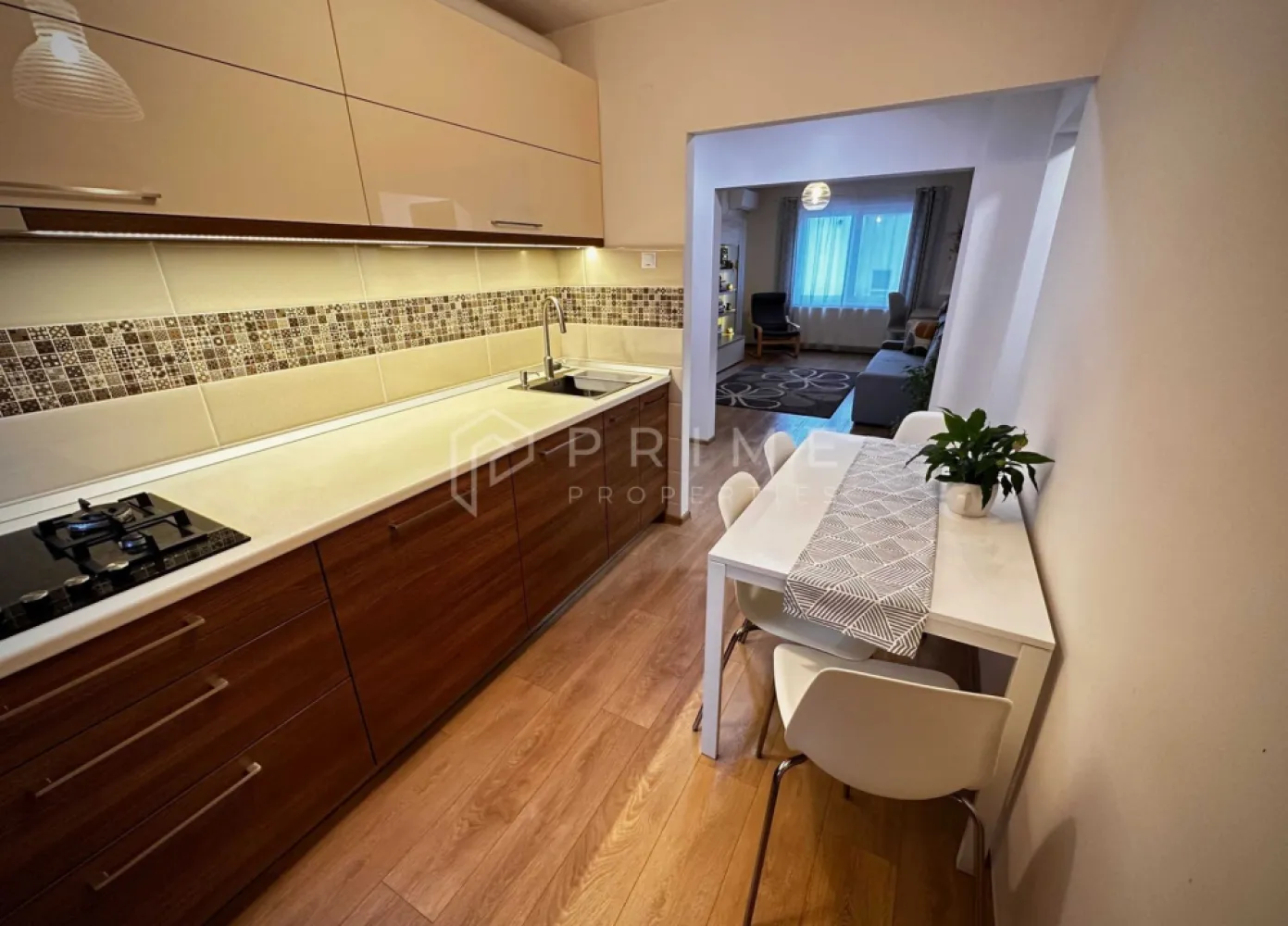 Apartament cu 3 camere + garaj în Tudor - De vânzare apartament cu 3 camere situat în cartierul Tudor, pe strada Armoniei, la etajul 4. 
Apartamentul este mobilat și utilat complet, imediat ocupabil.

Compartimentare:
• 3 camere
• 2 băi
• Bucătărie
• Cămară
• Hol
• Terasă deschisă

Blocul este izolat termic, iar instalațiile de apă, încălzire și electricitate au fost refăcute. Cablu TV și internet sunt trase la prizele din fiecare cameră.

Dotări:
• Mobilier personalizat în living, bucătărie, baie și hol
• Mobilier IKEA în dormitor și camera copilului
• Electrocasnice premium:
• Mașină de spălat vase, cuptor, plită, hotă (Bosch)
• Frigider (Electrolux)
• Mașină de spălat rufe cu uscător și televizoare (Samsung)
• Aer condiționat Daikin (18000 BTU)
• Aspirator robot Roborock

Posibilitate de cumpărare garaj, la prețul de 7500 euro.
