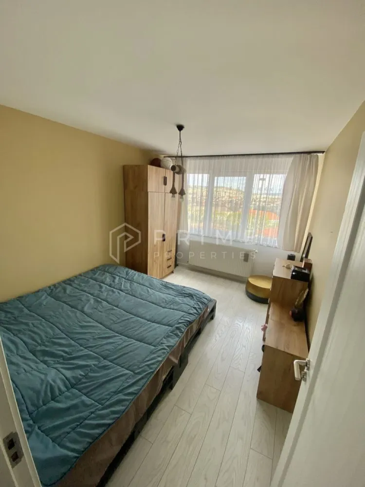 Apartament cu 2 camere, renovat și mobilat – Vedere panoramică - Vă propunem spre vânzare un apartament cu 2 camere, situat în zona străzii Libertății, o locație strategică ce oferă acces rapid către centrul orașului. Proprietatea se află la etajul 9 al unui imobil renovat, dotat cu lift modern și foarte bine întreținut.
Locuința se distinge prin luminozitate și prin panorama deosebită asupra orașului, fiind pregătită pentru o mutare imediată.

Detalii tehnice și dotări:

Suprafață: 50 mp
Stare interior: Renovare completă, finisaje de calitate.
Mobilier și utilaje: Apartamentul se vinde complet mobilat și utilat (conform imaginilor de prezentare), oferind tot confortul necesar.
Confort termic: Dotat cu centrală termică proprie, aer condiționat și geamuri termopan.
Izolație: Beneficiază de izolație atât interioară, cât și exterioară, asigurând o eficiență energetică ridicată.

Avantaje și locație:

Poziționare: Etaj superior ce oferă o vedere panoramică spectaculoasă și liniște față de zgomotul străzii.
Facilități în apropiere: Magazine, stații de transport în comun și acces facil către zona centrală.
Imobil: Bloc renovat, cu spații comune îngrijite și ascensor în stare foarte bună de funcționare.

Datorită dotărilor complete și a amplasamentului, acest apartament reprezintă o oportunitate excelentă atât pentru uz rezidențial, cât și pentru investiție în vederea închirierii.