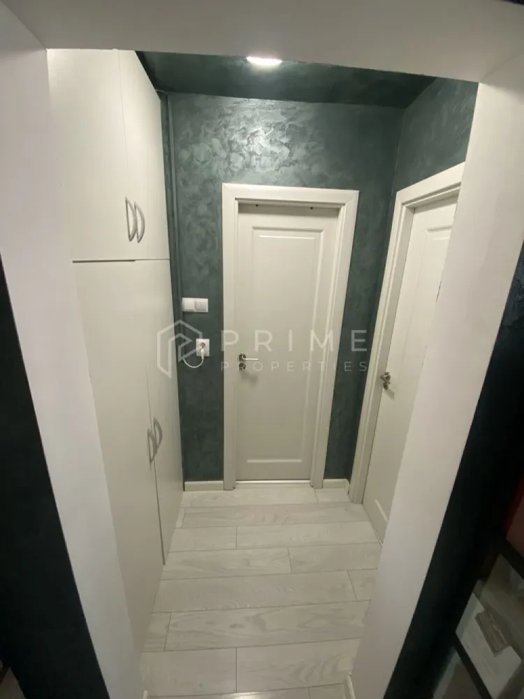 Apartament cu 2 camere, renovat și mobilat – Vedere panoramică - Vă propunem spre vânzare un apartament cu 2 camere, situat în zona străzii Libertății, o locație strategică ce oferă acces rapid către centrul orașului. Proprietatea se află la etajul 9 al unui imobil renovat, dotat cu lift modern și foarte bine întreținut.
Locuința se distinge prin luminozitate și prin panorama deosebită asupra orașului, fiind pregătită pentru o mutare imediată.

Detalii tehnice și dotări:

Suprafață: 50 mp
Stare interior: Renovare completă, finisaje de calitate.
Mobilier și utilaje: Apartamentul se vinde complet mobilat și utilat (conform imaginilor de prezentare), oferind tot confortul necesar.
Confort termic: Dotat cu centrală termică proprie, aer condiționat și geamuri termopan.
Izolație: Beneficiază de izolație atât interioară, cât și exterioară, asigurând o eficiență energetică ridicată.

Avantaje și locație:

Poziționare: Etaj superior ce oferă o vedere panoramică spectaculoasă și liniște față de zgomotul străzii.
Facilități în apropiere: Magazine, stații de transport în comun și acces facil către zona centrală.
Imobil: Bloc renovat, cu spații comune îngrijite și ascensor în stare foarte bună de funcționare.

Datorită dotărilor complete și a amplasamentului, acest apartament reprezintă o oportunitate excelentă atât pentru uz rezidențial, cât și pentru investiție în vederea închirierii.
