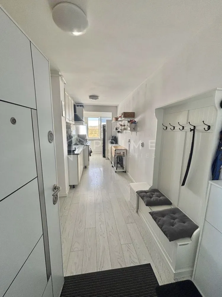 Apartament cu 2 camere, renovat și mobilat – Vedere panoramică