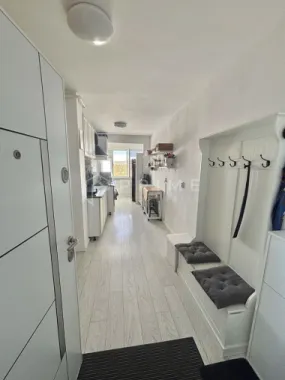 Apartament cu 2 camere, renovat și mobilat – Vedere panoramică