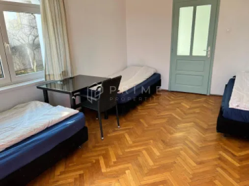 Casă spațioasă de închiriat pentru cazare muncitori, în Corunca