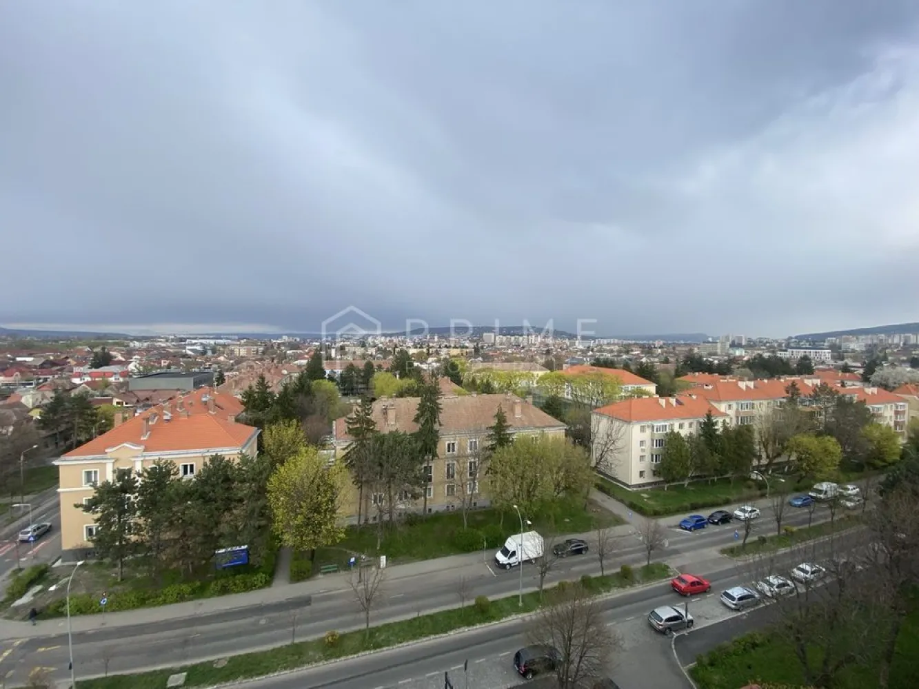 Apartament cu 2 camere, renovat și mobilat – Vedere panoramică
